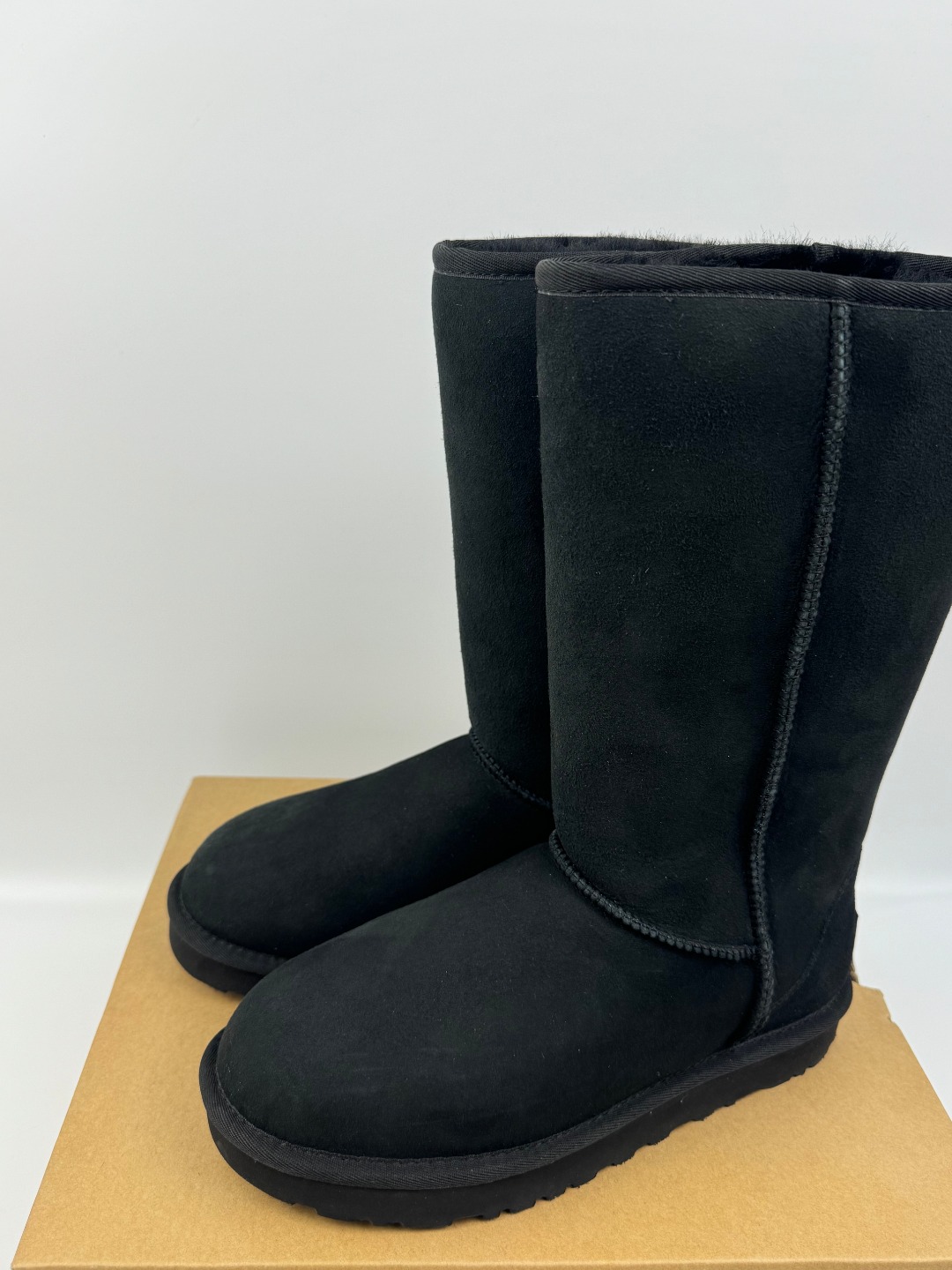 💰P290 本地自取 支持放店
UGG Classic Short II 经典高靴2.0 黑色 秋冬羊皮毛一体雪地靴
顶级品质 羊皮毛一体高品质 鞋头到鞋垫真羊皮毛一体 独立原版开发大底 羊绒鞋垫 采用TPU模压定型翻毛皮鞋面材质 内嵌人造卷曲羊毛毛绒里衬和选用 鞋身材质 防泼水涂层翻毛皮鞋面 17毫米UGGPURE™植入式羊毛内底 轻便防滑舒适橡胶外底 独立外盒包装
货号:1016224
尺码: 35 36 37 38 39 40
