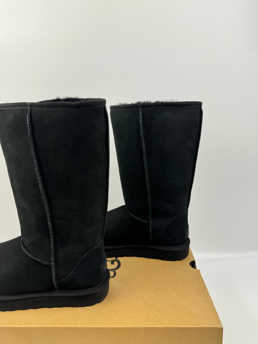💰P290 本地自取 支持放店
UGG Classic Short II 经典高靴2.0 黑色 秋冬羊皮毛一体雪地靴
顶级品质 羊皮毛一体高品质 鞋头到鞋垫真羊皮毛一体 独立原版开发大底 羊绒鞋垫 采用TPU模压定型翻毛皮鞋面材质 内嵌人造卷曲羊毛毛绒里衬和选用 鞋身材质 防泼水涂层翻毛皮鞋面 17毫米UGGPURE™植入式羊毛内底 轻便防滑舒适橡胶外底 独立外盒包装
货号:1016224
尺码: 35 36 37 38 39 40