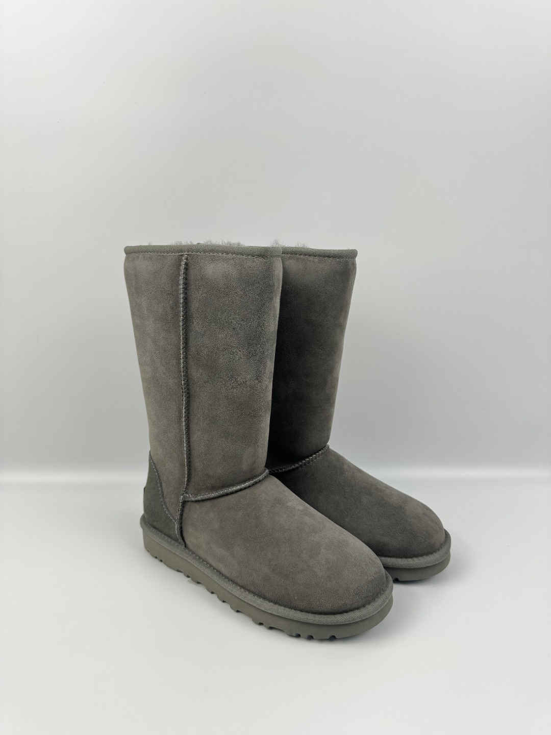 💰P290 本地自取 支持放店
UGG Classic Short II 经典高靴2.0 灰色 秋冬羊皮毛一体雪地靴
顶级品质 羊皮毛一体高品质 鞋头到鞋垫真羊皮毛一体 独立原版开发大底 羊绒鞋垫 采用TPU模压定型翻毛皮鞋面材质 内嵌人造卷曲羊毛毛绒里衬和选用 鞋身材质 防泼水涂层翻毛皮鞋面 17毫米UGGPURE™植入式羊毛内底 轻便防滑舒适橡胶外底 独立外盒包装
货号:1016224
尺码: 35 36 37 38 39 40