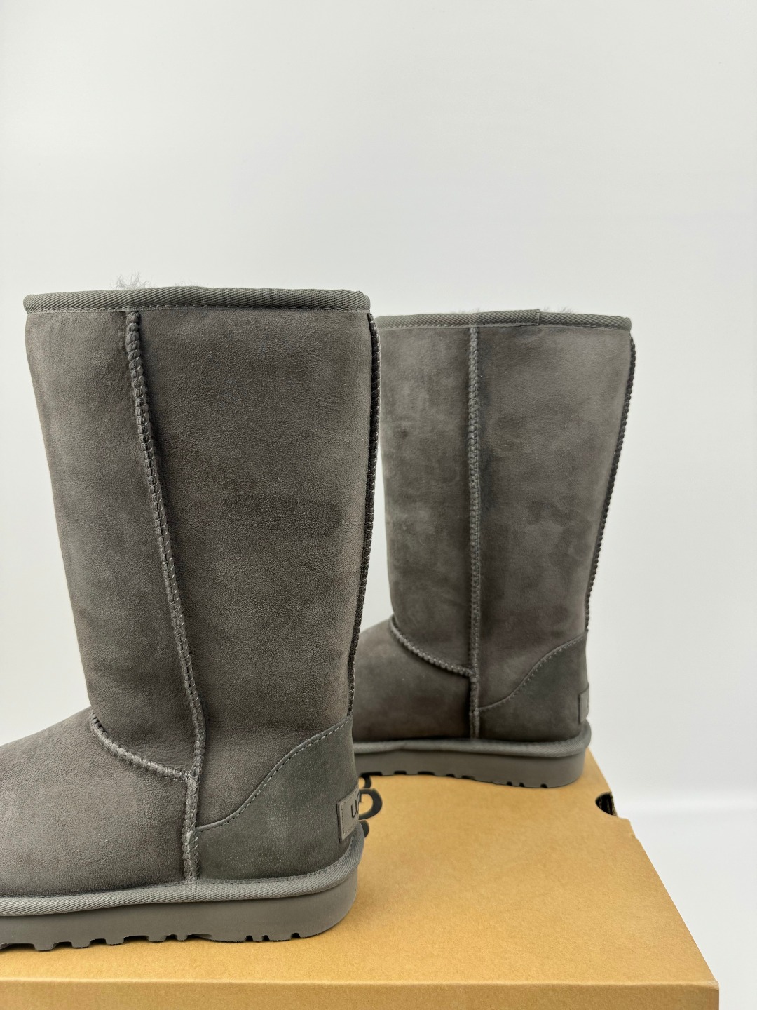 💰P290 本地自取 支持放店
UGG Classic Short II 经典高靴2.0 灰色 秋冬羊皮毛一体雪地靴
顶级品质 羊皮毛一体高品质 鞋头到鞋垫真羊皮毛一体 独立原版开发大底 羊绒鞋垫 采用TPU模压定型翻毛皮鞋面材质 内嵌人造卷曲羊毛毛绒里衬和选用 鞋身材质 防泼水涂层翻毛皮鞋面 17毫米UGGPURE™植入式羊毛内底 轻便防滑舒适橡胶外底 独立外盒包装
货号:1016224
尺码: 35 36 37 38 39 40