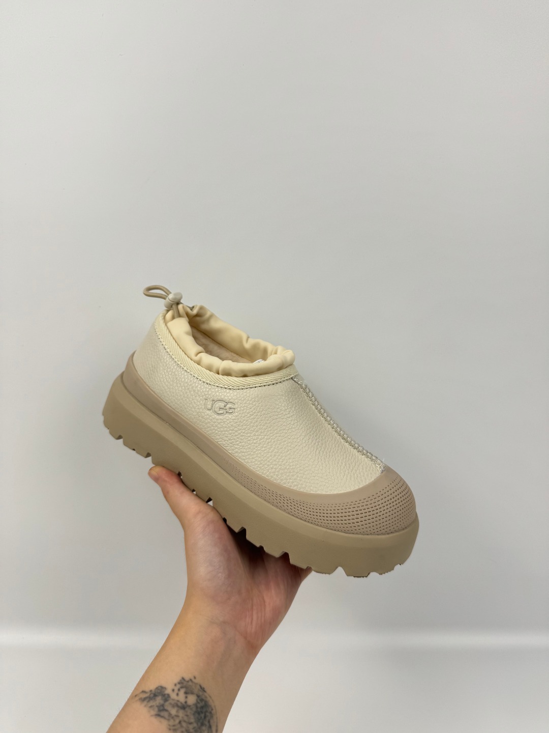 💰P310  本地自取 支持放店
UGG 塔斯曼防水混合系列低帮厚底 米白色  秋冬羊皮毛一体雪地靴 
顶级品质 羊皮毛一体高品质  鞋头到鞋垫真羊皮毛一体 独立原版开发大底 羊绒鞋垫 采用TPU模压定型翻毛皮鞋面材质 内嵌人造卷曲羊毛毛绒里衬和选用 鞋身材质 防泼水涂层翻毛皮鞋面 17毫米UGGPURE™植入式羊毛内底 轻便防滑舒适橡胶外底 独立外盒包装
货号:1158351   4096
尺码: 35 36 37 38 39 40 41 42 43 44 45