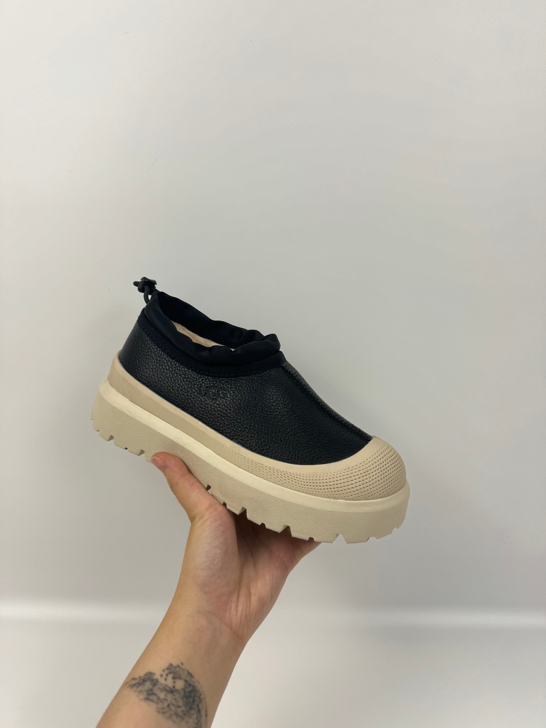 💰P310  本地自取 支持放店
UGG 塔斯曼防水混合系列低帮厚底 黑白色  秋冬羊皮毛一体雪地靴 
顶级品质 羊皮毛一体高品质  鞋头到鞋垫真羊皮毛一体 独立原版开发大底 羊绒鞋垫 采用TPU模压定型翻毛皮鞋面材质 内嵌人造卷曲羊毛毛绒里衬和选用 鞋身材质 防泼水涂层翻毛皮鞋面 17毫米UGGPURE™植入式羊毛内底 轻便防滑舒适橡胶外底 独立外盒包装
货号:1158351     4096
尺码: 35 36 37 38 39 40 41 42 43 44 45