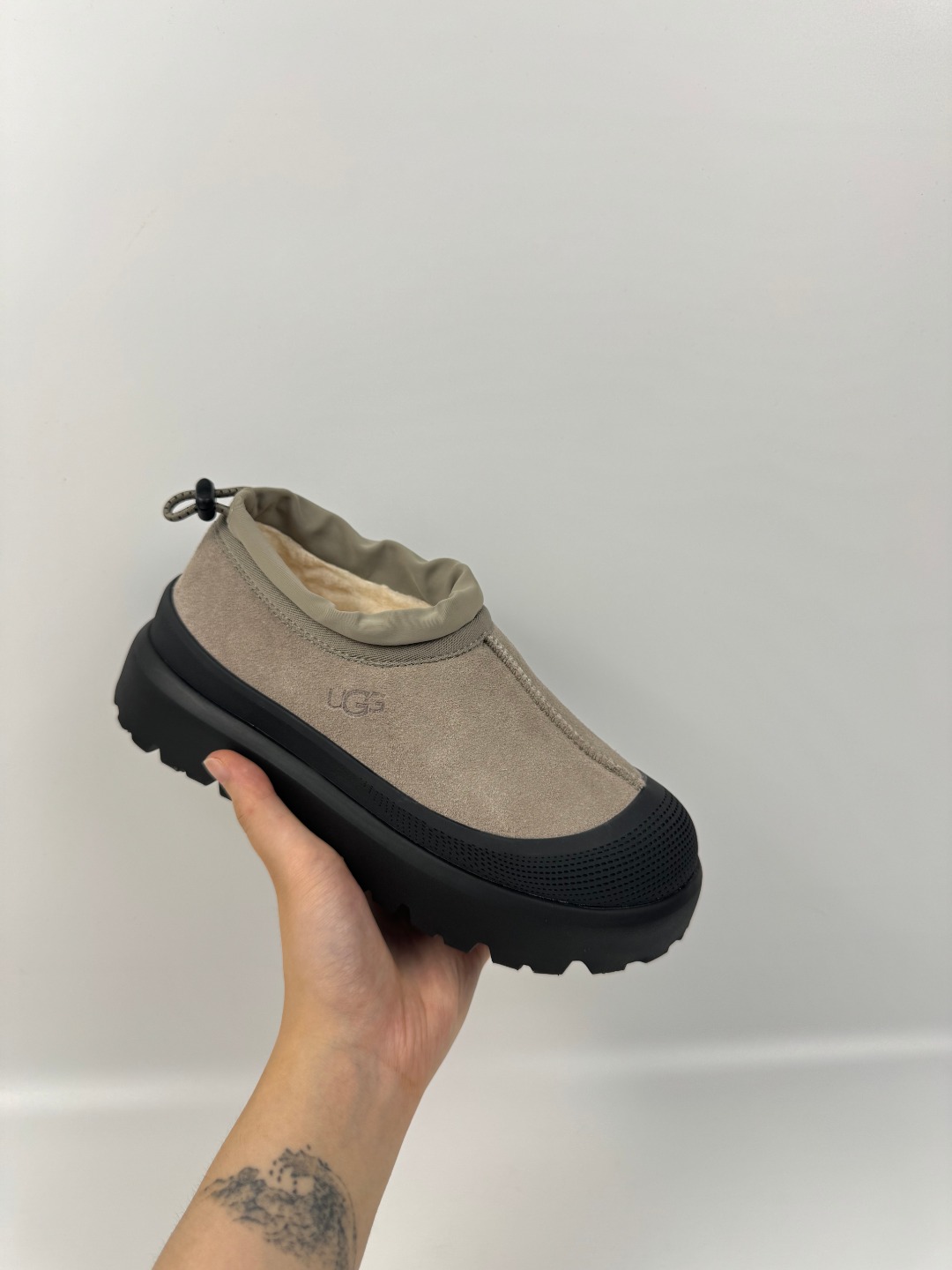 💰P290  本地自取 支持放店
UGG 塔斯曼防水混合系列低帮厚底 黑灰色  秋冬羊皮毛一体雪地靴 
顶级品质 羊皮毛一体高品质  鞋头到鞋垫真羊皮毛一体 独立原版开发大底 羊绒鞋垫 采用TPU模压定型翻毛皮鞋面材质 内嵌人造卷曲羊毛毛绒里衬和选用 鞋身材质 防泼水涂层翻毛皮鞋面 17毫米UGGPURE™植入式羊毛内底 轻便防滑舒适橡胶外底 独立外盒包装
货号:1144096
尺码: 35 36 37 38 39 40 41 42 43 44