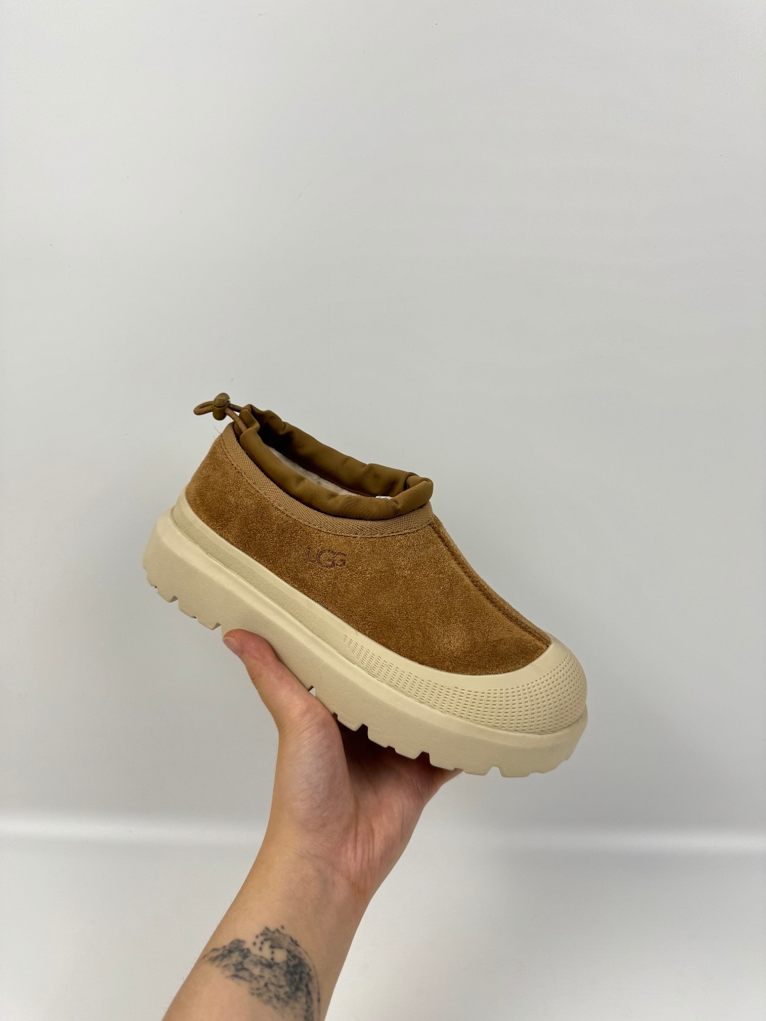 💰P290   本地自取 支持放店
UGG 塔斯曼防水混合系列低帮厚底 栗白色  秋冬羊皮毛一体雪地靴 
顶级品质 羊皮毛一体高品质  鞋头到鞋垫真羊皮毛一体 独立原版开发大底 羊绒鞋垫 采用TPU模压定型翻毛皮鞋面材质 内嵌人造卷曲羊毛毛绒里衬和选用 鞋身材质 防泼水涂层翻毛皮鞋面 17毫米UGGPURE™植入式羊毛内底 轻便防滑舒适橡胶外底 独立外盒包装
货号:1144096
尺码: 35 36 37 38 39 40 41 42 43 44