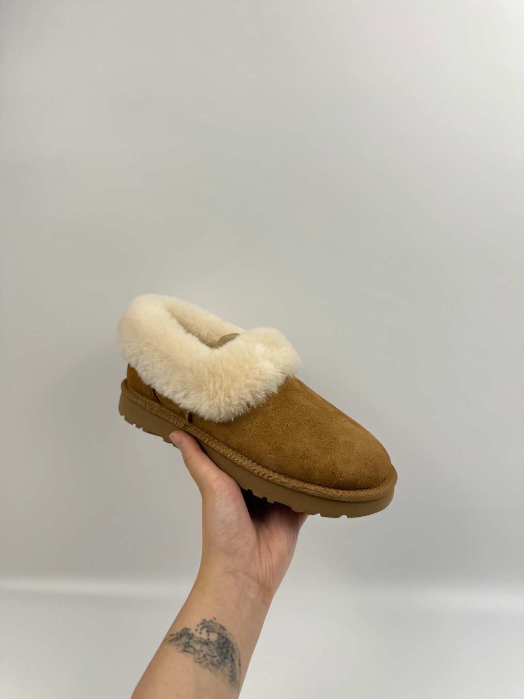 本地自取 支持放店 UGG 舒适休闲一脚蹬低帮加绒 栗色 秋冬羊皮毛一体雪地靴 顶级品质 羊皮毛一体高品质 鞋头到鞋垫真羊皮毛一体 独立原版开发大底 羊绒鞋垫 采用TPU模压定型翻毛皮鞋面材质 内嵌人造卷曲羊毛毛绒里衬和选用 鞋身材质 防泼水涂层翻毛皮鞋面 17毫米UGGPURETM植入式羊毛内底 轻便防滑舒适橡胶外底 独立外盒包装 货号:1119002 1894