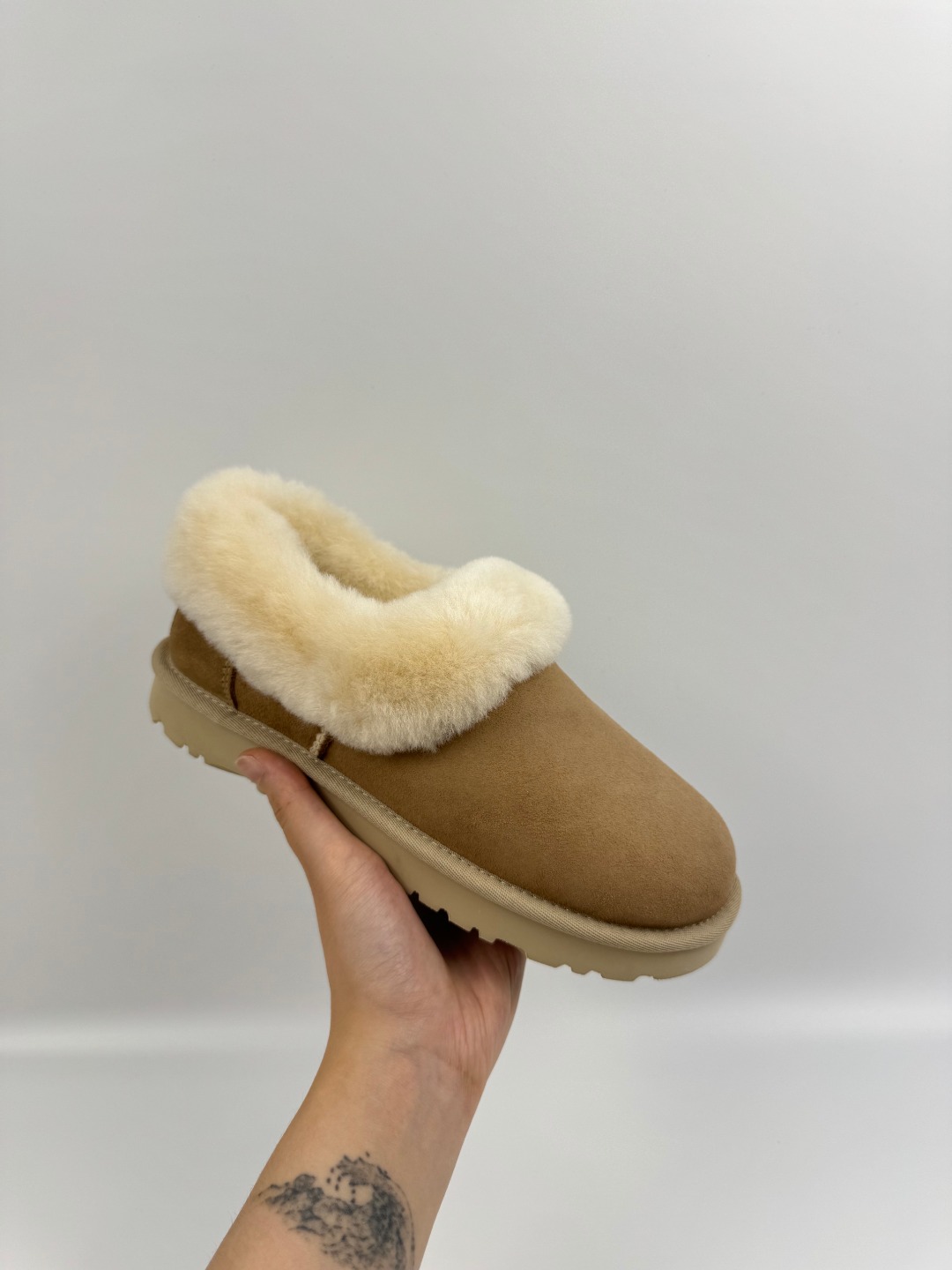 本地自取 支持放店 UGG 舒适休闲一脚蹬低帮加绒 沙色 秋冬羊皮毛一体雪地靴 顶级品质 羊皮毛一体高品质 鞋头到鞋垫真羊皮毛一体 独立原版开发大底 羊绒鞋垫 采用TPU模压定型翻毛皮鞋面材质 内嵌人造卷曲羊毛毛绒里衬和选用 鞋身材质 防泼水涂层翻毛皮鞋面 17毫米UGGPURETM植入式羊毛内底 轻便防滑舒适橡胶外底 独立外盒包装 货号:1119002 1894