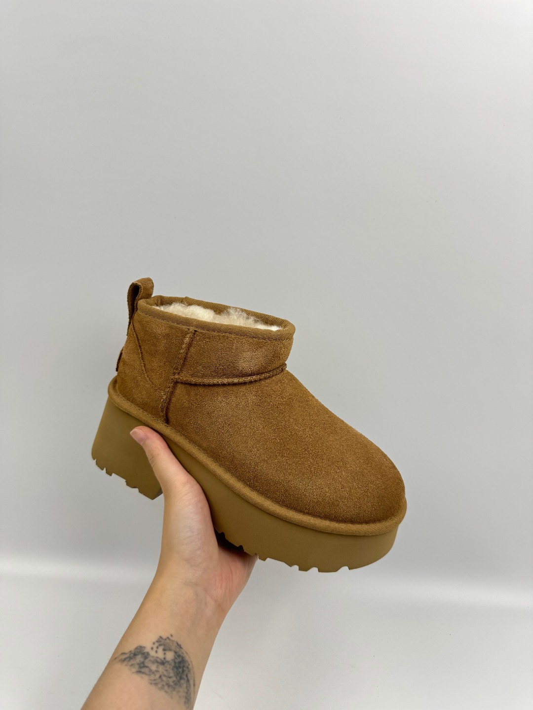 💰P250  本地自取 支持放店
UGG Mini New Heights 新高地人鱼超短靴 栗色  秋冬羊皮毛一体雪地靴 
顶级品质 羊皮毛一体高品质  鞋头到鞋垫真羊皮毛一体 独立原版开发大底 羊绒鞋垫 采用TPU模压定型翻毛皮鞋面材质 内嵌人造卷曲羊毛毛绒里衬和选用 鞋身材质 防泼水涂层翻毛皮鞋面 17毫米UGGPURE™植入式羊毛内底 轻便防滑舒适橡胶外底 独立外盒包装
货号:1158311
尺码: 35 36 37 38 39 40