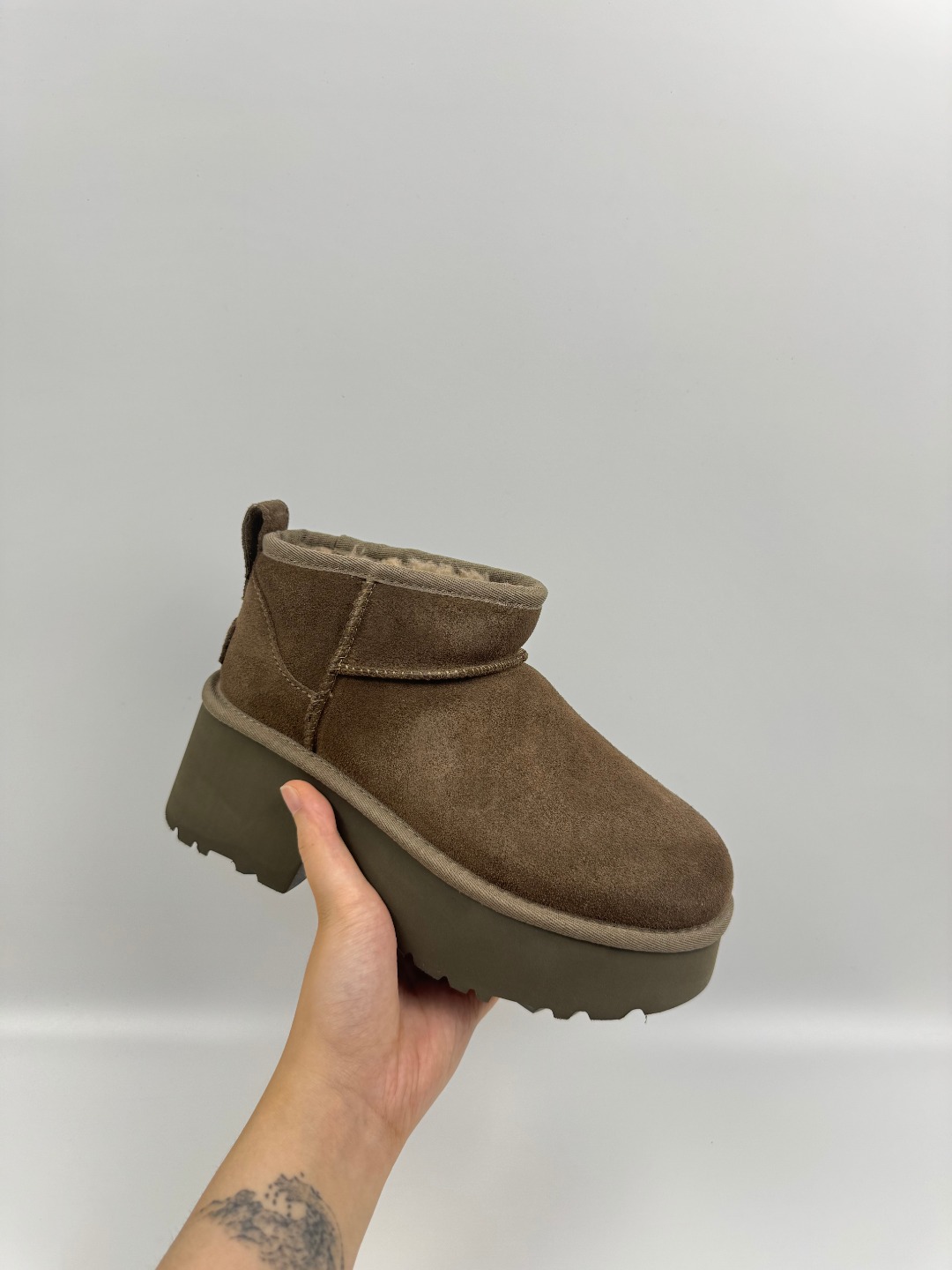 💰P250  本地自取 支持放店
UGG Mini New Heights 新高地人鱼超短靴 胡桃木色  秋冬羊皮毛一体雪地靴 
顶级品质 羊皮毛一体高品质  鞋头到鞋垫真羊皮毛一体 独立原版开发大底 羊绒鞋垫 采用TPU模压定型翻毛皮鞋面材质 内嵌人造卷曲羊毛毛绒里衬和选用 鞋身材质 防泼水涂层翻毛皮鞋面 17毫米UGGPURE™植入式羊毛内底 轻便防滑舒适橡胶外底 独立外盒包装
货号:1158311
尺码: 35 36 37 38 39 40