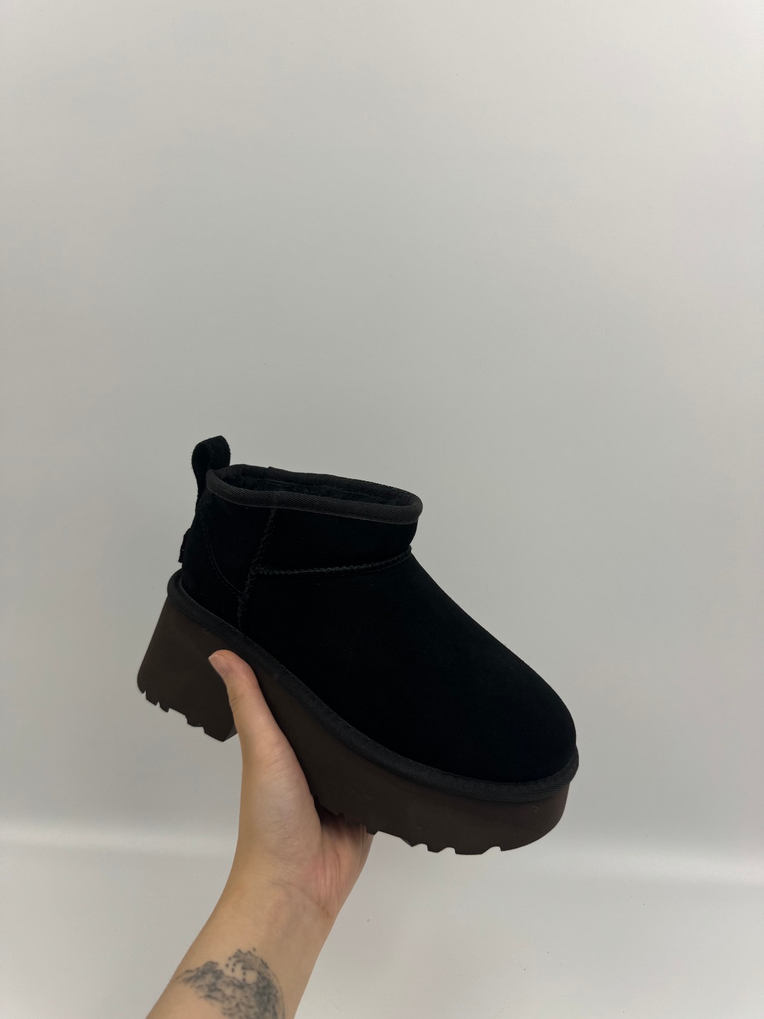 💰P250  本地自取 支持放店
UGG Mini New Heights 新高地人鱼超短靴 黑色  秋冬羊皮毛一体雪地靴 
顶级品质 羊皮毛一体高品质  鞋头到鞋垫真羊皮毛一体 独立原版开发大底 羊绒鞋垫 采用TPU模压定型翻毛皮鞋面材质 内嵌人造卷曲羊毛毛绒里衬和选用 鞋身材质 防泼水涂层翻毛皮鞋面 17毫米UGGPURE™植入式羊毛内底 轻便防滑舒适橡胶外底 独立外盒包装
货号:1158311
尺码: 35 36 37 38 39 40