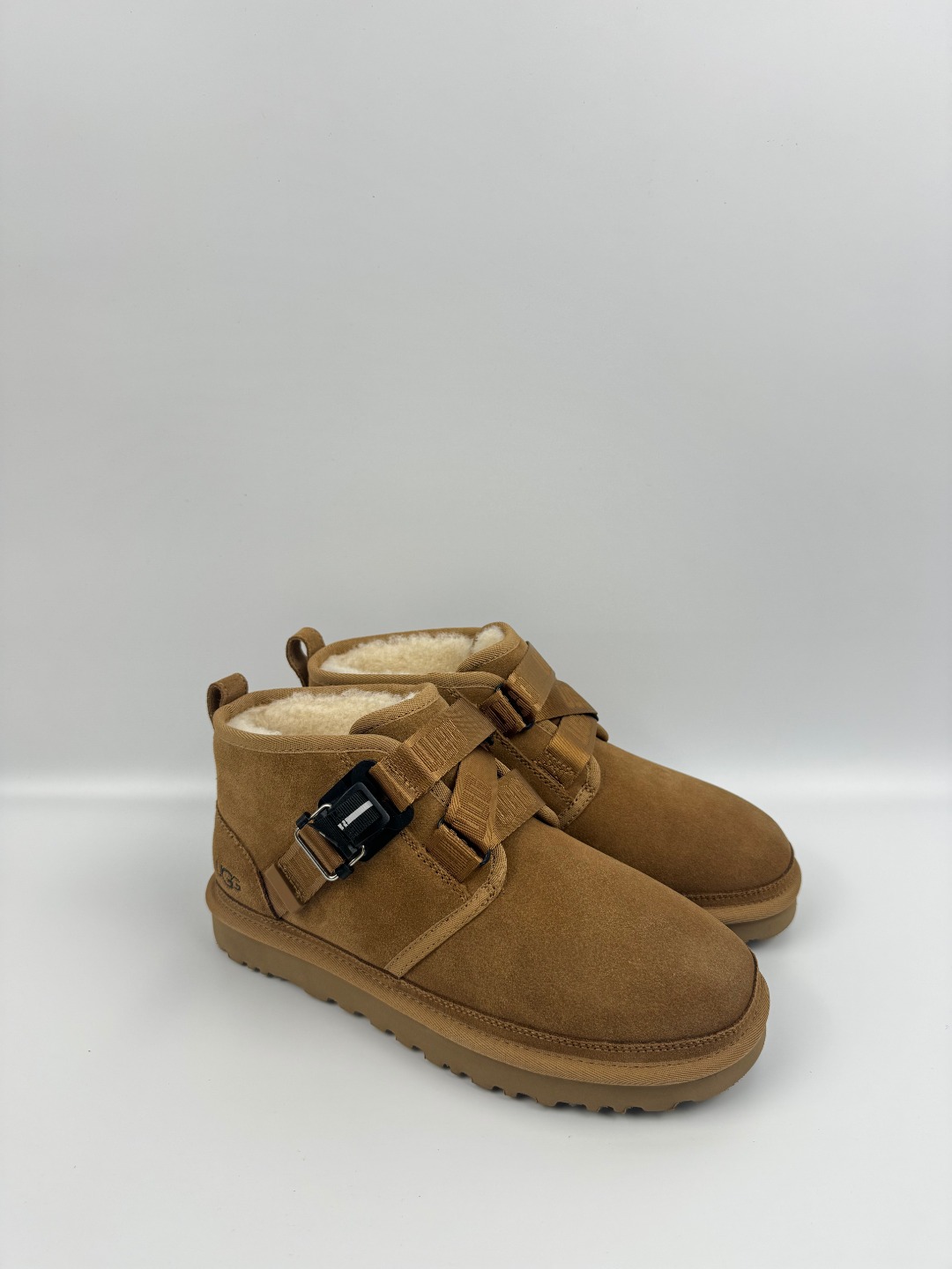 💰P330  本地自取 支持放店
UGG Neumel 经典快扣款 栗色  秋冬羊皮毛一体雪地靴 
顶级品质 羊皮毛一体高品质  鞋头到鞋垫真羊皮毛一体 独立原版开发大底 羊绒鞋垫 采用TPU模压定型翻毛皮鞋面材质 内嵌人造卷曲羊毛毛绒里衬和选用 鞋身材质 防泼水涂层翻毛皮鞋面 17毫米UGGPURE™植入式羊毛内底 轻便防滑舒适橡胶外底 独立外盒包装
货号:1130720
尺码: 40 41 42 43 44