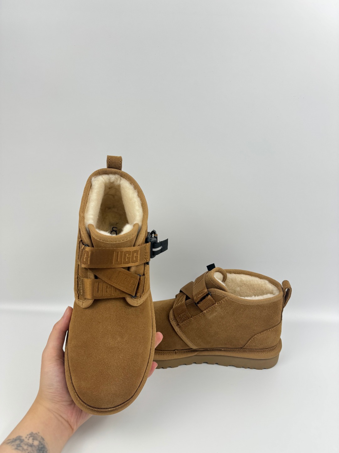 💰P330  本地自取 支持放店
UGG Neumel 经典快扣款 栗色  秋冬羊皮毛一体雪地靴 
顶级品质 羊皮毛一体高品质  鞋头到鞋垫真羊皮毛一体 独立原版开发大底 羊绒鞋垫 采用TPU模压定型翻毛皮鞋面材质 内嵌人造卷曲羊毛毛绒里衬和选用 鞋身材质 防泼水涂层翻毛皮鞋面 17毫米UGGPURE™植入式羊毛内底 轻便防滑舒适橡胶外底 独立外盒包装
货号:1130720
尺码: 40 41 42 43 44