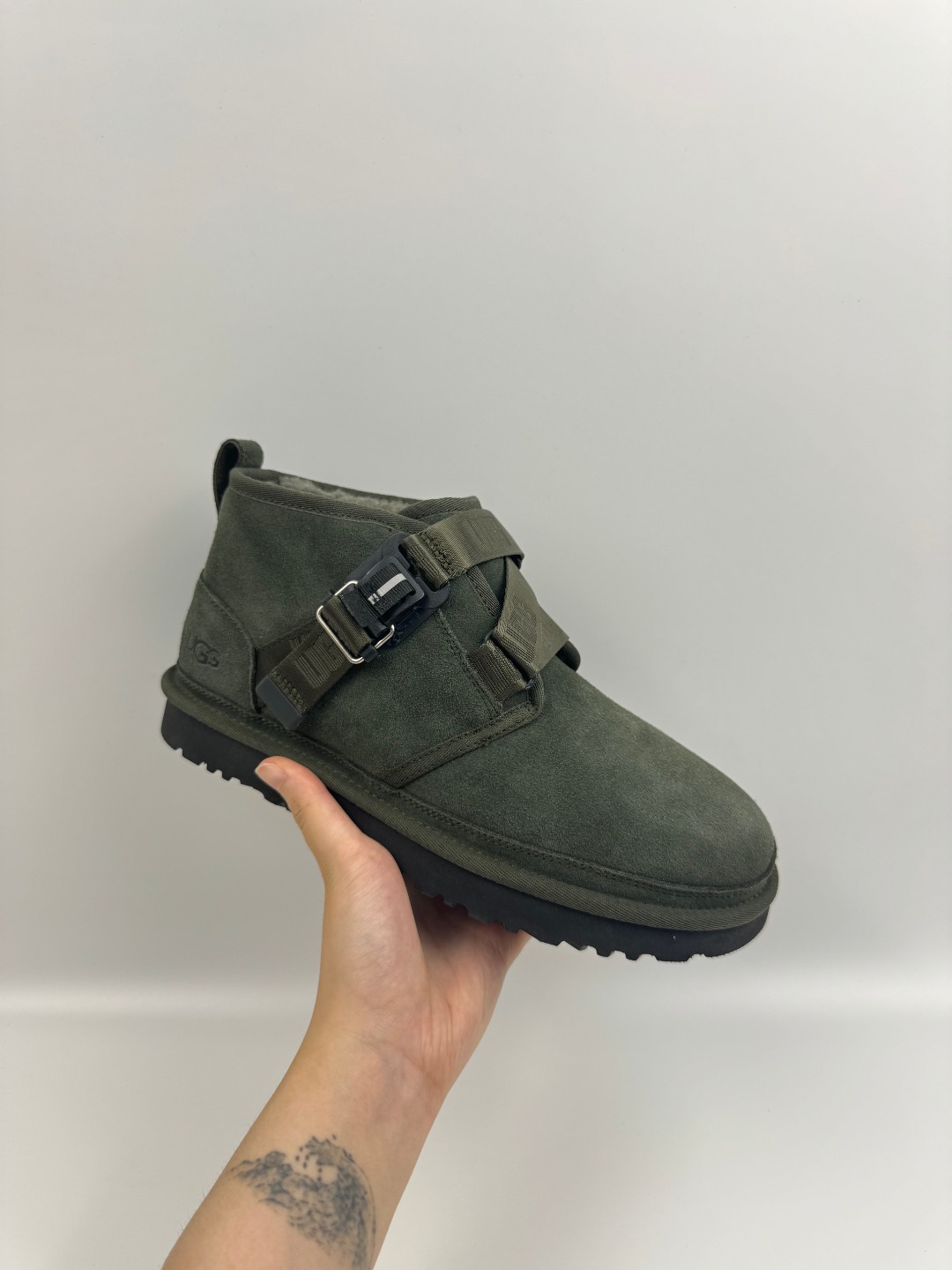 💰P330 本地自取 支持放店
UGG Neumel 经典快扣款 绿色 秋冬羊皮毛一体雪地靴
顶级品质 羊皮毛一体高品质 鞋头到鞋垫真羊皮毛一体 独立原版开发大底 羊绒鞋垫 采用TPU模压定型翻毛皮鞋面材质 内嵌人造卷曲羊毛毛绒里衬和选用 鞋身材质 防泼水涂层翻毛皮鞋面 17毫米UGGPURE™植入式羊毛内底 轻便防滑舒适橡胶外底 独立外盒包装
货号:1130720
尺码: 40 41 42 43 44