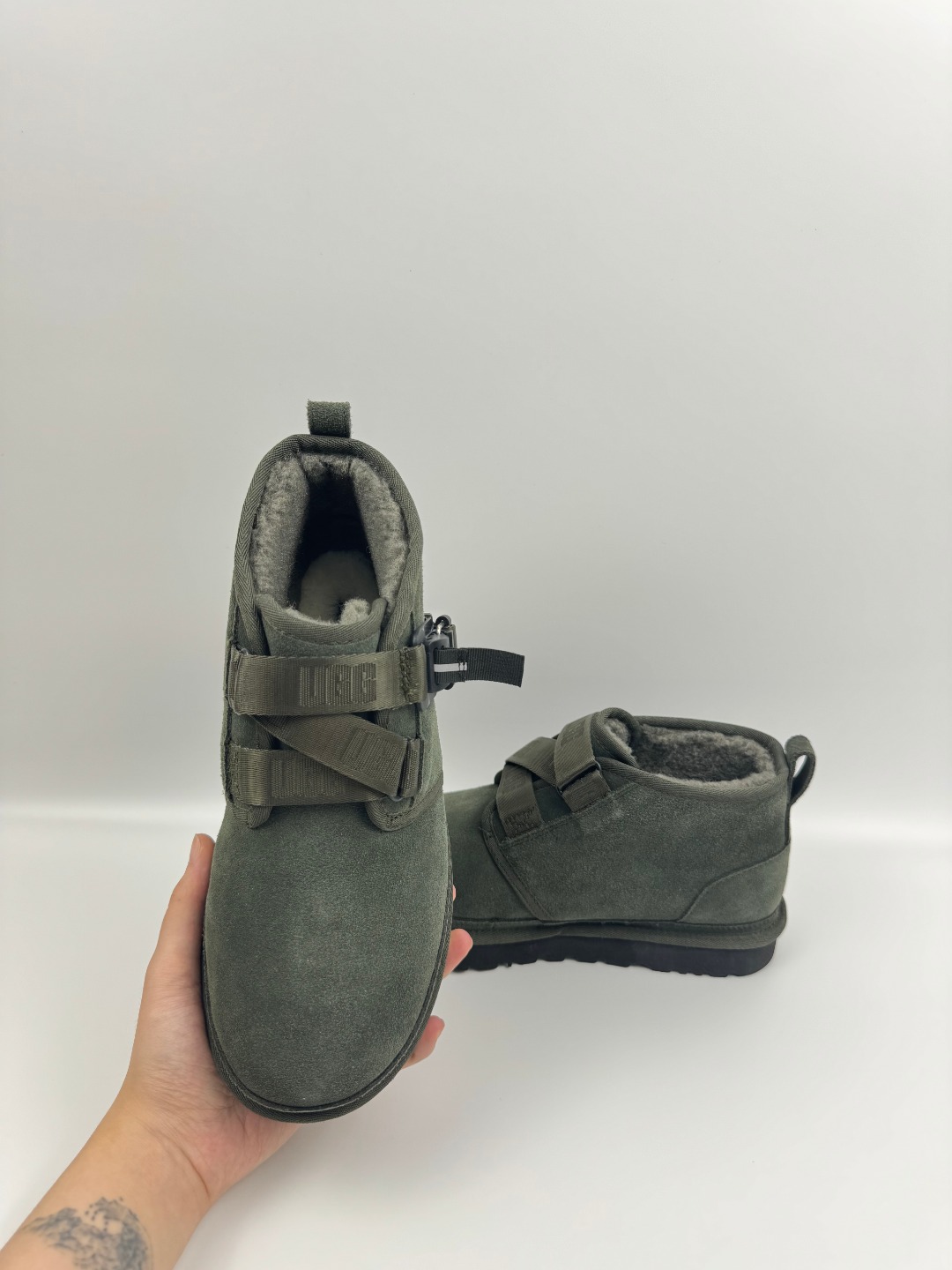 💰P330 本地自取 支持放店
UGG Neumel 经典快扣款 绿色 秋冬羊皮毛一体雪地靴
顶级品质 羊皮毛一体高品质 鞋头到鞋垫真羊皮毛一体 独立原版开发大底 羊绒鞋垫 采用TPU模压定型翻毛皮鞋面材质 内嵌人造卷曲羊毛毛绒里衬和选用 鞋身材质 防泼水涂层翻毛皮鞋面 17毫米UGGPURE™植入式羊毛内底 轻便防滑舒适橡胶外底 独立外盒包装
货号:1130720
尺码: 40 41 42 43 44