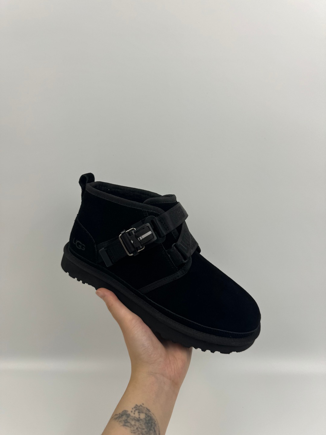 💰P330 本地自取 支持放店
UGG Neumel 经典快扣款 黑色 秋冬羊皮毛一体雪地靴
顶级品质 羊皮毛一体高品质 鞋头到鞋垫真羊皮毛一体 独立原版开发大底 羊绒鞋垫 采用TPU模压定型翻毛皮鞋面材质 内嵌人造卷曲羊毛毛绒里衬和选用 鞋身材质 防泼水涂层翻毛皮鞋面 17毫米UGGPURE™植入式羊毛内底 轻便防滑舒适橡胶外底 独立外盒包装
货号:1130720
尺码: 40 41 42 43 44