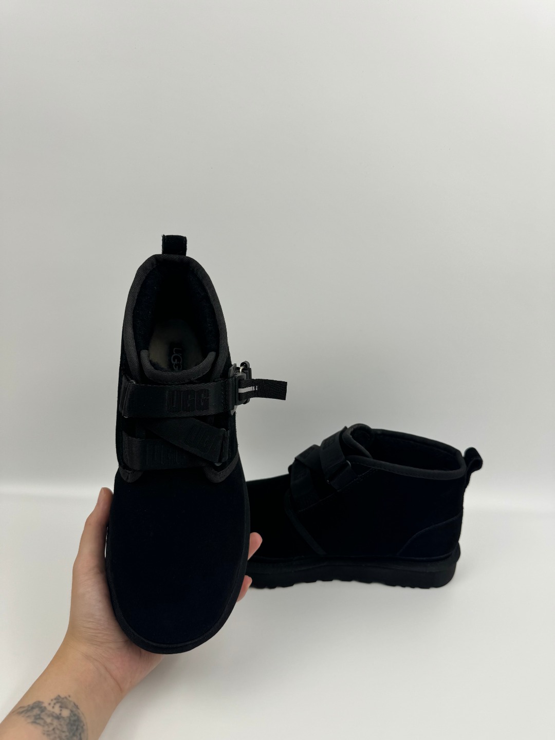 💰P330  本地自取 支持放店
UGG Neumel 经典快扣款 黑色  秋冬羊皮毛一体雪地靴 
顶级品质 羊皮毛一体高品质  鞋头到鞋垫真羊皮毛一体 独立原版开发大底 羊绒鞋垫 采用TPU模压定型翻毛皮鞋面材质 内嵌人造卷曲羊毛毛绒里衬和选用 鞋身材质 防泼水涂层翻毛皮鞋面 17毫米UGGPURE™植入式羊毛内底 轻便防滑舒适橡胶外底 独立外盒包装
货号:1130720
尺码: 40 41 42 43 44