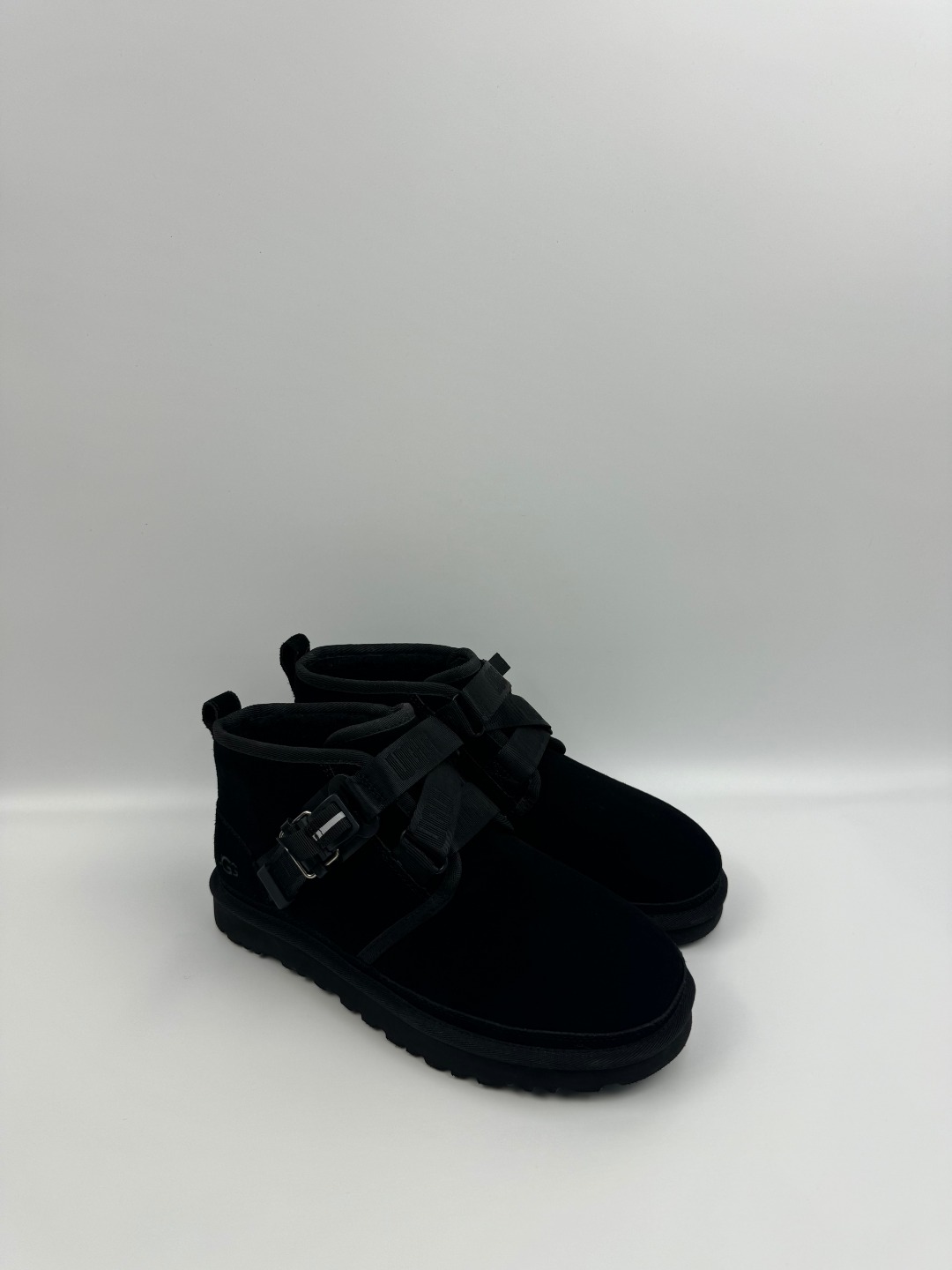 💰P330  本地自取 支持放店
UGG Neumel 经典快扣款 黑色  秋冬羊皮毛一体雪地靴 
顶级品质 羊皮毛一体高品质  鞋头到鞋垫真羊皮毛一体 独立原版开发大底 羊绒鞋垫 采用TPU模压定型翻毛皮鞋面材质 内嵌人造卷曲羊毛毛绒里衬和选用 鞋身材质 防泼水涂层翻毛皮鞋面 17毫米UGGPURE™植入式羊毛内底 轻便防滑舒适橡胶外底 独立外盒包装
货号:1130720
尺码: 40 41 42 43 44