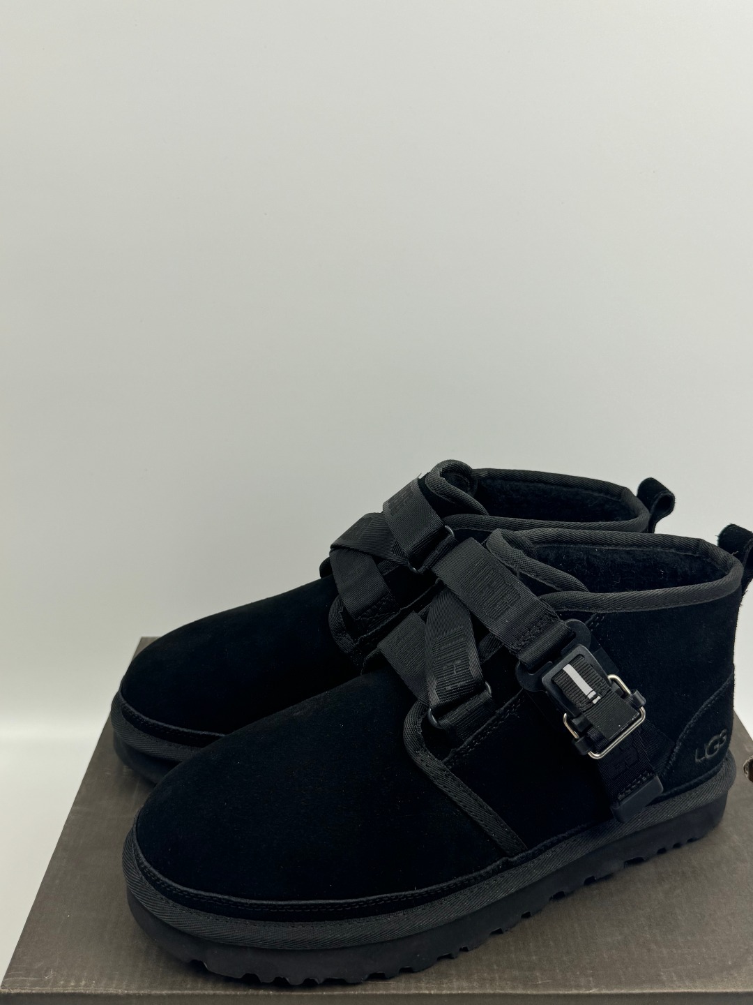 💰P330  本地自取 支持放店
UGG Neumel 经典快扣款 黑色  秋冬羊皮毛一体雪地靴 
顶级品质 羊皮毛一体高品质  鞋头到鞋垫真羊皮毛一体 独立原版开发大底 羊绒鞋垫 采用TPU模压定型翻毛皮鞋面材质 内嵌人造卷曲羊毛毛绒里衬和选用 鞋身材质 防泼水涂层翻毛皮鞋面 17毫米UGGPURE™植入式羊毛内底 轻便防滑舒适橡胶外底 独立外盒包装
货号:1130720
尺码: 40 41 42 43 44