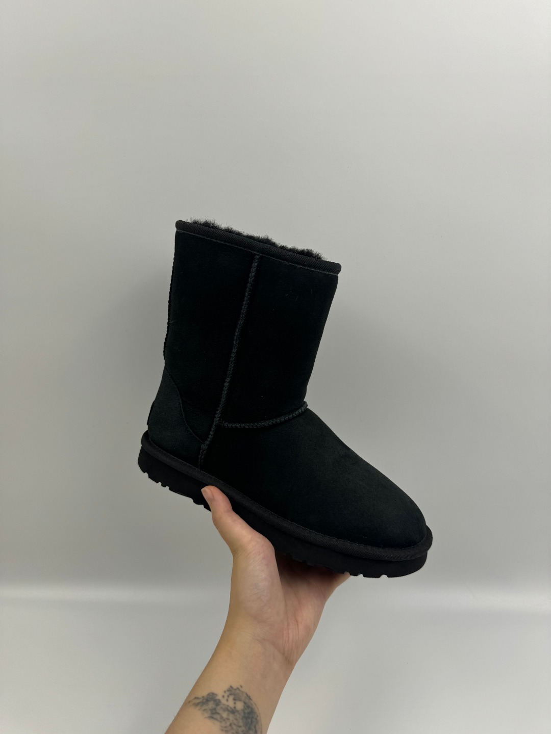 💰P220 本地自取 支持放店
UGG 经典迷你2.0短靴(特别款) 黑色 秋冬羊皮毛一体雪地靴
顶级品质 羊皮毛一体高品质 鞋头到鞋垫真羊皮毛一体 独立原版开发大底 羊绒鞋垫 采用TPU模压定型翻毛皮鞋面材质 内嵌人造卷曲羊毛毛绒里衬和选用 鞋身材质 防泼水涂层翻毛皮鞋面 17毫米UGGPURE™植入式羊毛内底 轻便防滑舒适橡胶外底 独立外盒包装
货号:1016223
尺码: 35 36 37 38 39 40