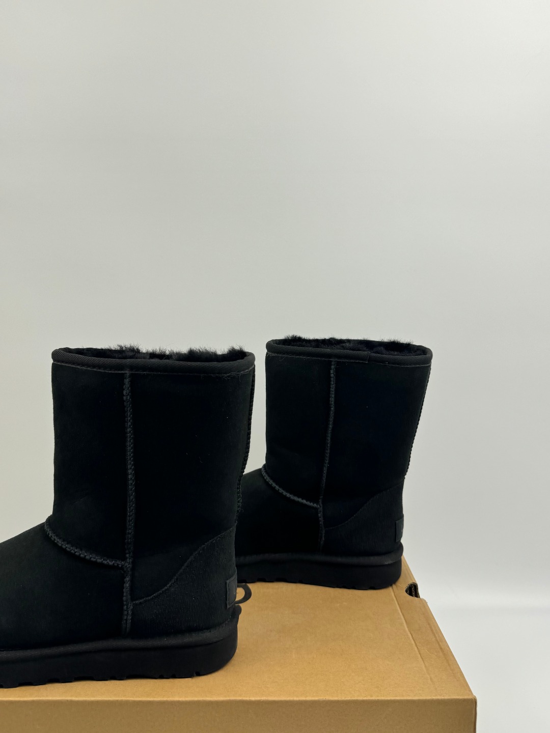 💰P220 本地自取 支持放店
UGG 经典迷你2.0短靴(特别款) 黑色 秋冬羊皮毛一体雪地靴
顶级品质 羊皮毛一体高品质 鞋头到鞋垫真羊皮毛一体 独立原版开发大底 羊绒鞋垫 采用TPU模压定型翻毛皮鞋面材质 内嵌人造卷曲羊毛毛绒里衬和选用 鞋身材质 防泼水涂层翻毛皮鞋面 17毫米UGGPURE™植入式羊毛内底 轻便防滑舒适橡胶外底 独立外盒包装
货号:1016223
尺码: 35 36 37 38 39 40