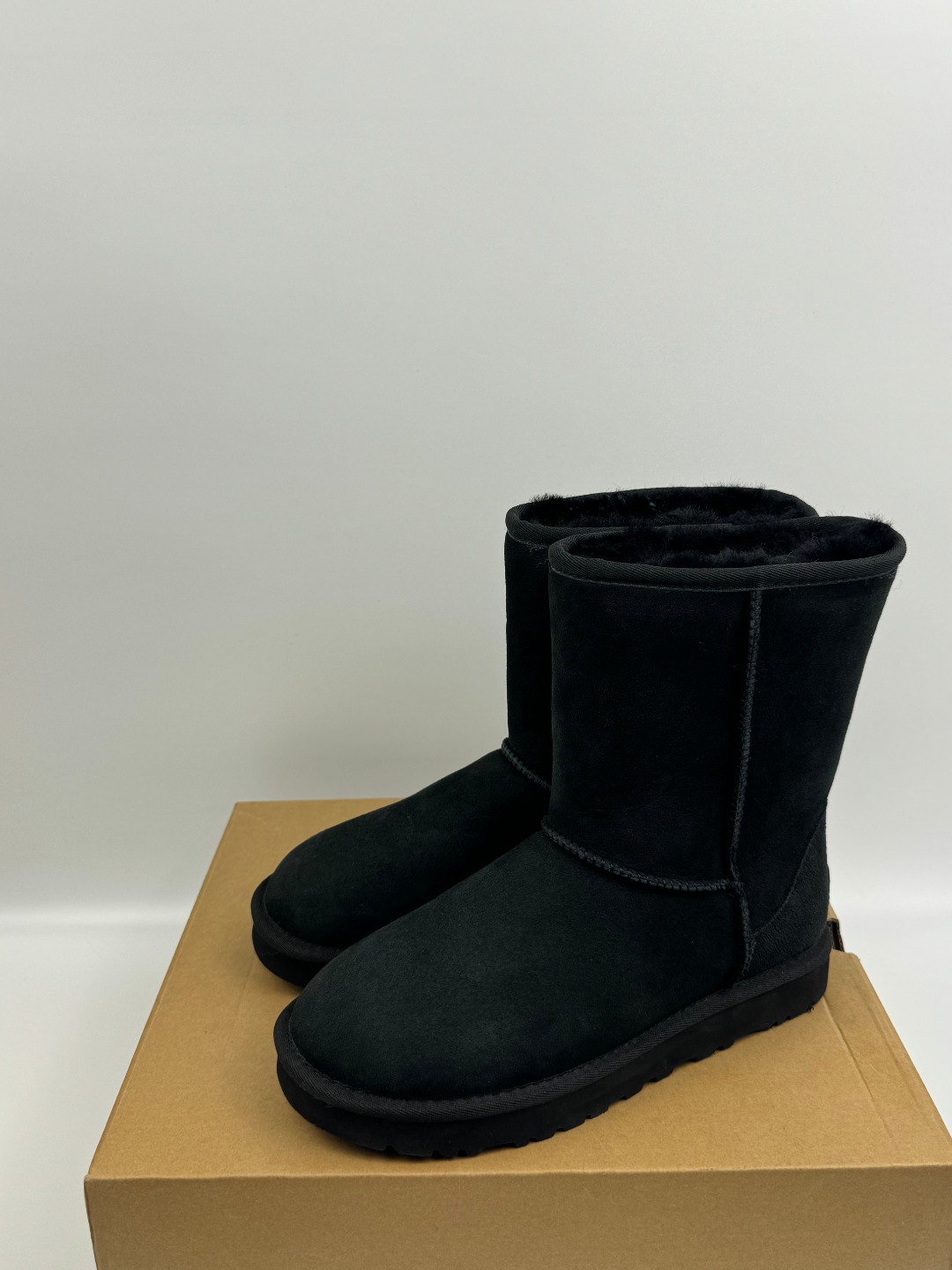 💰P220 本地自取 支持放店
UGG 经典迷你2.0短靴(特别款) 黑色 秋冬羊皮毛一体雪地靴
顶级品质 羊皮毛一体高品质 鞋头到鞋垫真羊皮毛一体 独立原版开发大底 羊绒鞋垫 采用TPU模压定型翻毛皮鞋面材质 内嵌人造卷曲羊毛毛绒里衬和选用 鞋身材质 防泼水涂层翻毛皮鞋面 17毫米UGGPURE™植入式羊毛内底 轻便防滑舒适橡胶外底 独立外盒包装
货号:1016223
尺码: 35 36 37 38 39 40