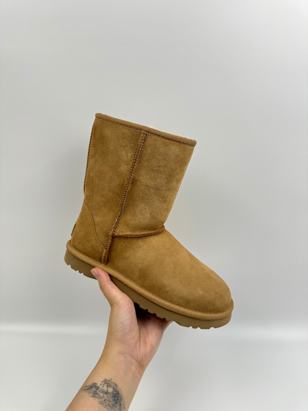 💰P220 本地自取 支持放店
UGG 经典迷你2.0短靴(特别款) 栗色 秋冬羊皮毛一体雪地靴
顶级品质 羊皮毛一体高品质 鞋头到鞋垫真羊皮毛一体 独立原版开发大底 羊绒鞋垫 采用TPU模压定型翻毛皮鞋面材质 内嵌人造卷曲羊毛毛绒里衬和选用 鞋身材质 防泼水涂层翻毛皮鞋面 17毫米UGGPURE™植入式羊毛内底 轻便防滑舒适橡胶外底 独立外盒包装
货号:1016223
尺码: 35 36 37 38 39 40