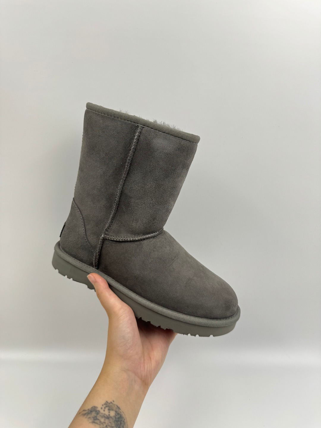 💰P220 本地自取 支持放店
UGG 经典迷你2.0短靴(特别款) 灰色 秋冬羊皮毛一体雪地靴
顶级品质 羊皮毛一体高品质 鞋头到鞋垫真羊皮毛一体 独立原版开发大底 羊绒鞋垫 采用TPU模压定型翻毛皮鞋面材质 内嵌人造卷曲羊毛毛绒里衬和选用 鞋身材质 防泼水涂层翻毛皮鞋面 17毫米UGGPURE™植入式羊毛内底 轻便防滑舒适橡胶外底 独立外盒包装
货号:1016223
尺码: 35 36 37 38 39 40