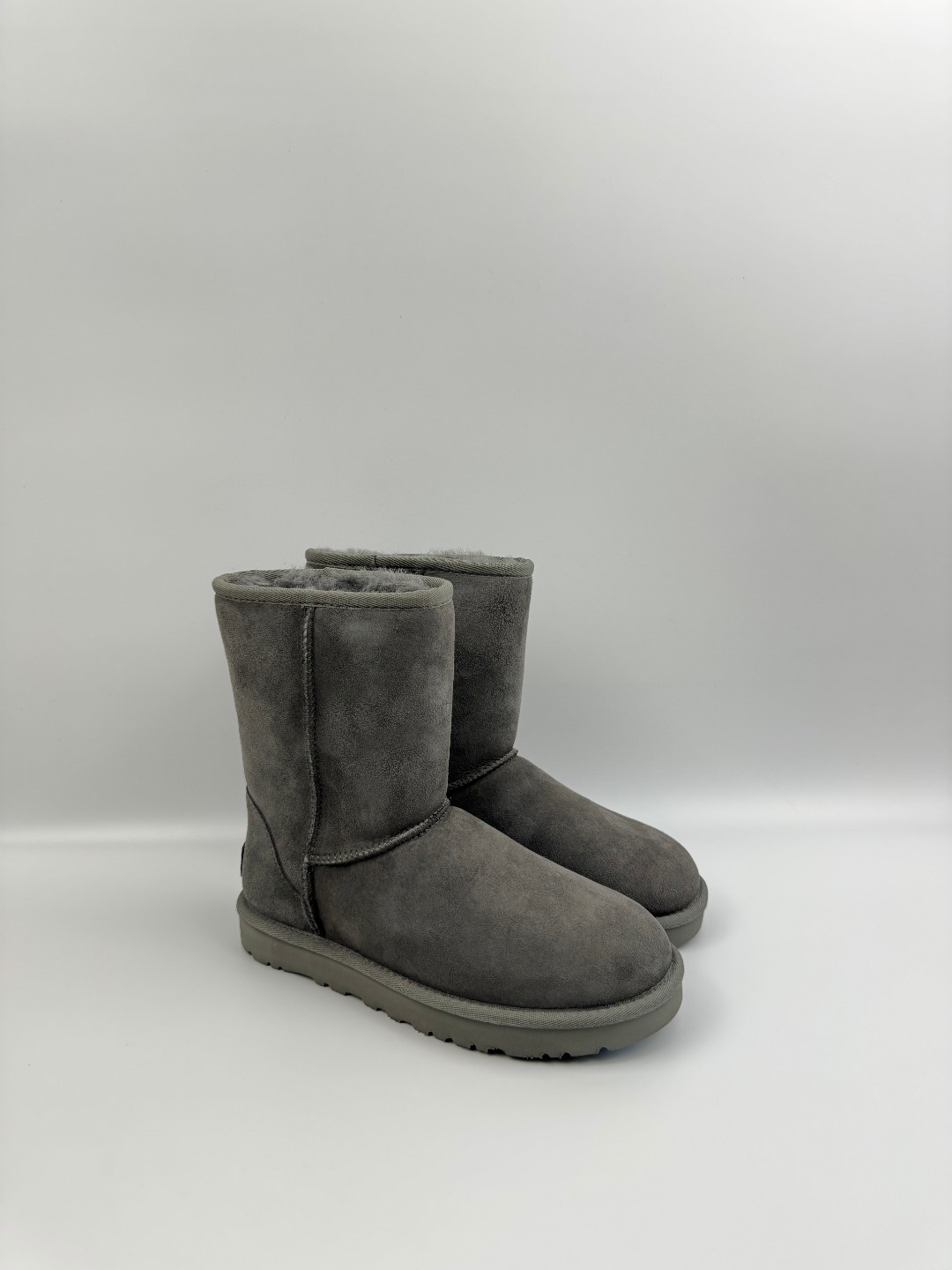 💰P220 本地自取 支持放店
UGG 经典迷你2.0短靴(特别款) 灰色 秋冬羊皮毛一体雪地靴
顶级品质 羊皮毛一体高品质 鞋头到鞋垫真羊皮毛一体 独立原版开发大底 羊绒鞋垫 采用TPU模压定型翻毛皮鞋面材质 内嵌人造卷曲羊毛毛绒里衬和选用 鞋身材质 防泼水涂层翻毛皮鞋面 17毫米UGGPURE™植入式羊毛内底 轻便防滑舒适橡胶外底 独立外盒包装
货号:1016223
尺码: 35 36 37 38 39 40