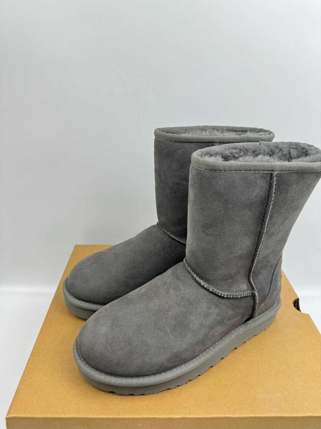 💰P220 本地自取 支持放店
UGG 经典迷你2.0短靴(特别款) 灰色 秋冬羊皮毛一体雪地靴
顶级品质 羊皮毛一体高品质 鞋头到鞋垫真羊皮毛一体 独立原版开发大底 羊绒鞋垫 采用TPU模压定型翻毛皮鞋面材质 内嵌人造卷曲羊毛毛绒里衬和选用 鞋身材质 防泼水涂层翻毛皮鞋面 17毫米UGGPURE™植入式羊毛内底 轻便防滑舒适橡胶外底 独立外盒包装
货号:1016223
尺码: 35 36 37 38 39 40