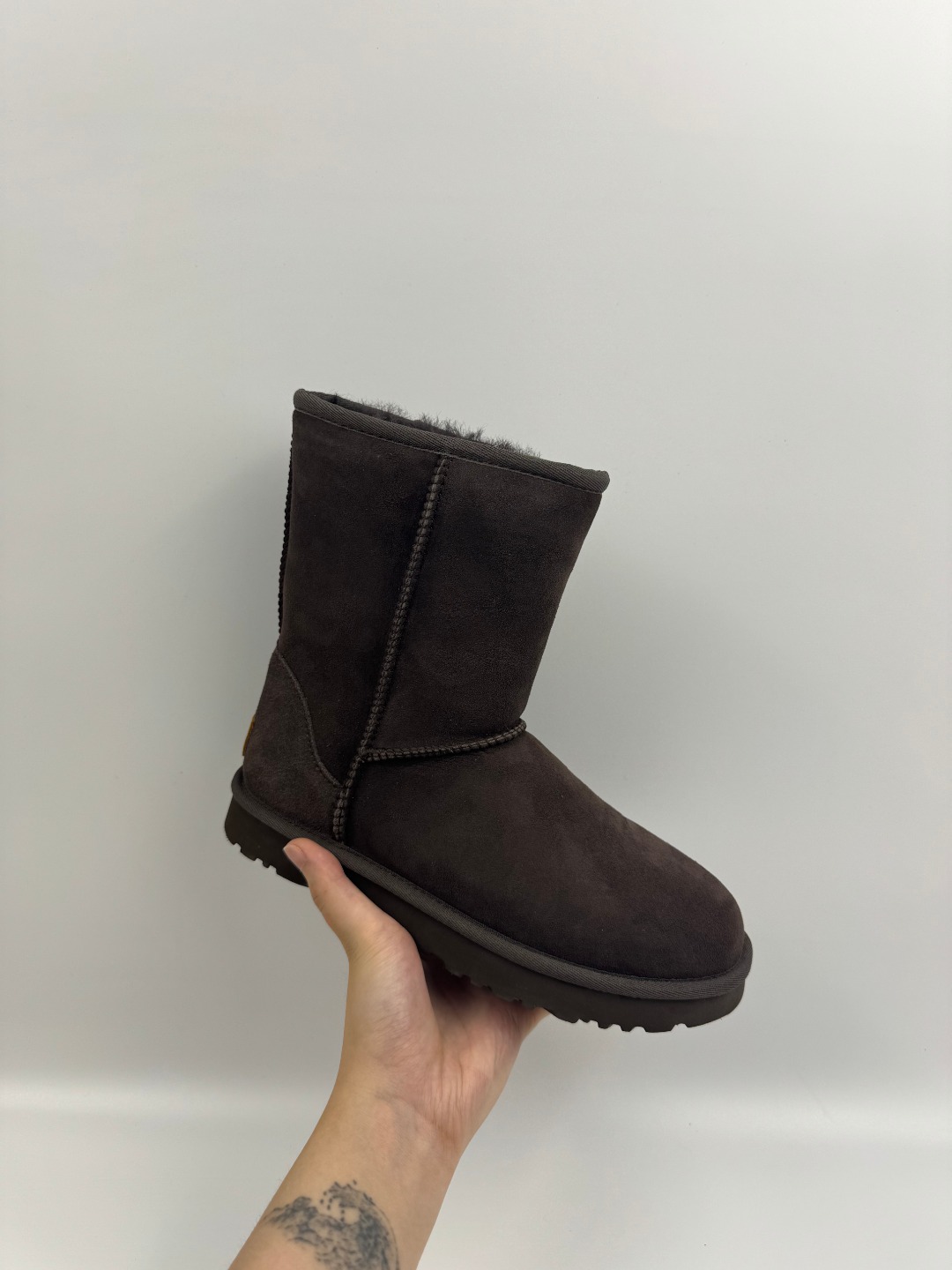 💰P220 本地自取 支持放店
UGG 经典迷你2.0短靴(特别款) 巧色 秋冬羊皮毛一体雪地靴
顶级品质 羊皮毛一体高品质 鞋头到鞋垫真羊皮毛一体 独立原版开发大底 羊绒鞋垫 采用TPU模压定型翻毛皮鞋面材质 内嵌人造卷曲羊毛毛绒里衬和选用 鞋身材质 防泼水涂层翻毛皮鞋面 17毫米UGGPURE™植入式羊毛内底 轻便防滑舒适橡胶外底 独立外盒包装
货号:1016223
尺码: 35 36 37 38 39 40