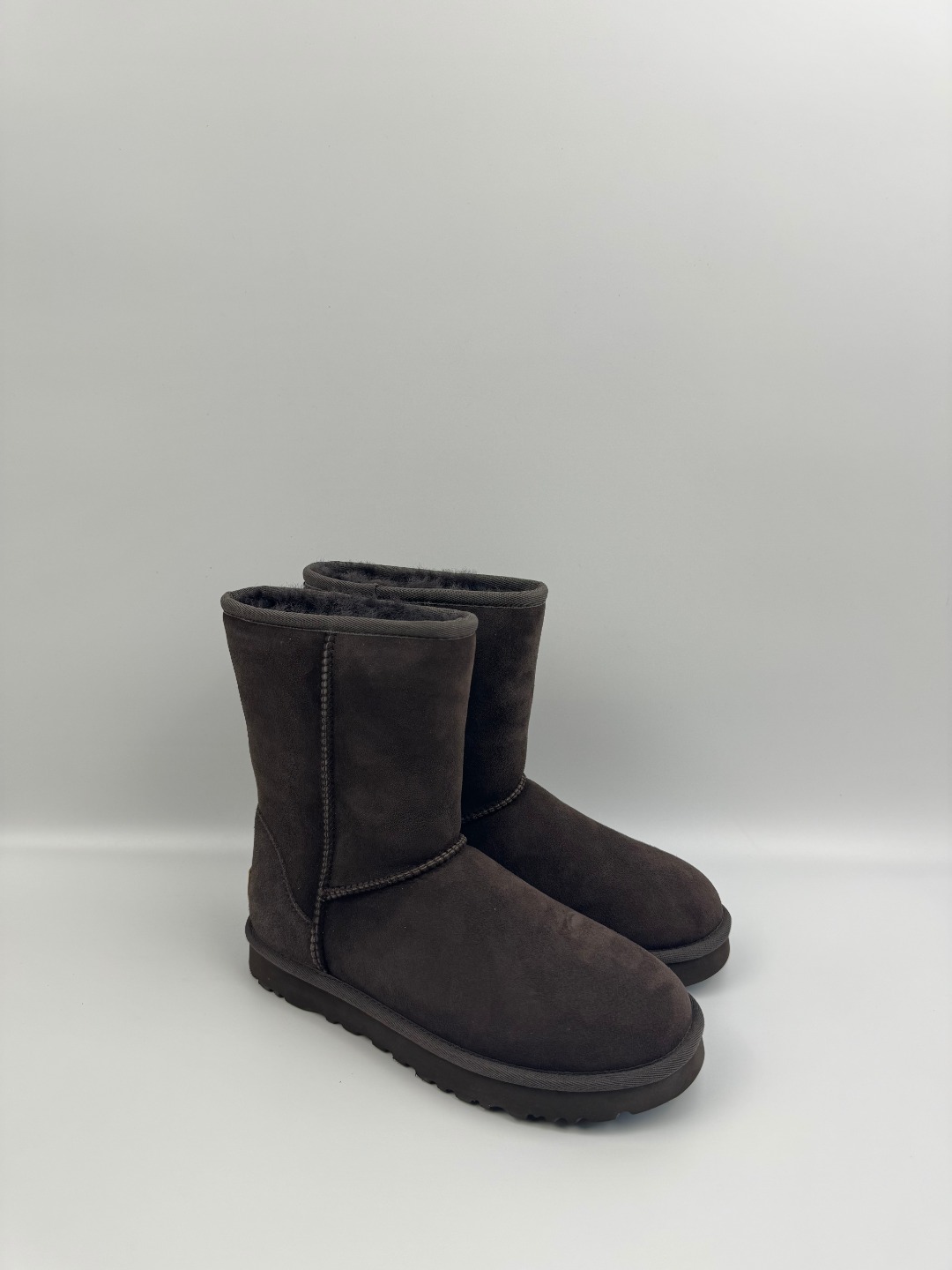 💰P220 本地自取 支持放店
UGG 经典迷你2.0短靴(特别款) 巧色 秋冬羊皮毛一体雪地靴
顶级品质 羊皮毛一体高品质 鞋头到鞋垫真羊皮毛一体 独立原版开发大底 羊绒鞋垫 采用TPU模压定型翻毛皮鞋面材质 内嵌人造卷曲羊毛毛绒里衬和选用 鞋身材质 防泼水涂层翻毛皮鞋面 17毫米UGGPURE™植入式羊毛内底 轻便防滑舒适橡胶外底 独立外盒包装
货号:1016223
尺码: 35 36 37 38 39 40