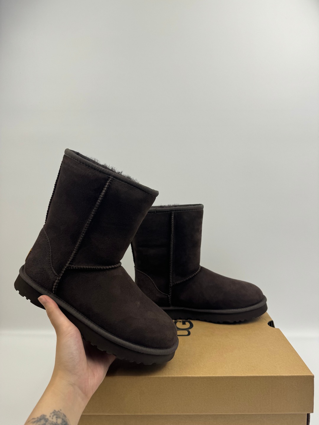 💰P220 本地自取 支持放店
UGG 经典迷你2.0短靴(特别款) 巧色 秋冬羊皮毛一体雪地靴
顶级品质 羊皮毛一体高品质 鞋头到鞋垫真羊皮毛一体 独立原版开发大底 羊绒鞋垫 采用TPU模压定型翻毛皮鞋面材质 内嵌人造卷曲羊毛毛绒里衬和选用 鞋身材质 防泼水涂层翻毛皮鞋面 17毫米UGGPURE™植入式羊毛内底 轻便防滑舒适橡胶外底 独立外盒包装
货号:1016223
尺码: 35 36 37 38 39 40