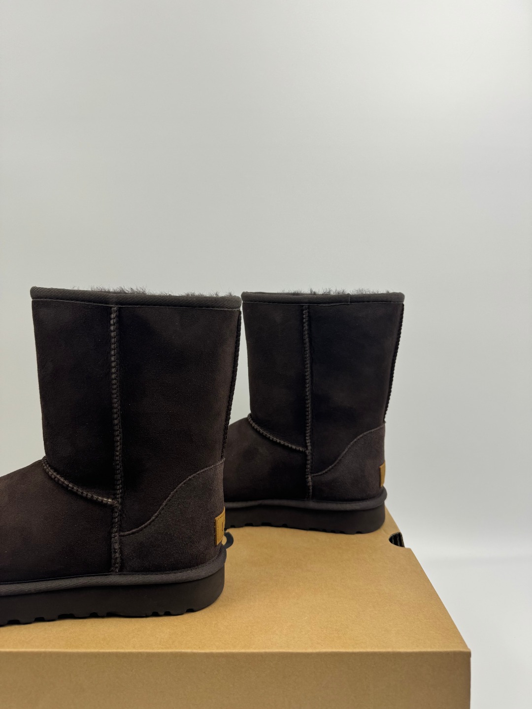 💰P220 本地自取 支持放店
UGG 经典迷你2.0短靴(特别款) 巧色 秋冬羊皮毛一体雪地靴
顶级品质 羊皮毛一体高品质 鞋头到鞋垫真羊皮毛一体 独立原版开发大底 羊绒鞋垫 采用TPU模压定型翻毛皮鞋面材质 内嵌人造卷曲羊毛毛绒里衬和选用 鞋身材质 防泼水涂层翻毛皮鞋面 17毫米UGGPURE™植入式羊毛内底 轻便防滑舒适橡胶外底 独立外盒包装
货号:1016223
尺码: 35 36 37 38 39 40