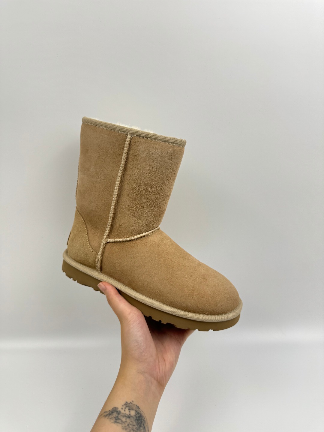 💰P220 本地自取 支持放店
UGG 经典迷你2.0短靴(特别款) 沙色 秋冬羊皮毛一体雪地靴
顶级品质 羊皮毛一体高品质 鞋头到鞋垫真羊皮毛一体 独立原版开发大底 羊绒鞋垫 采用TPU模压定型翻毛皮鞋面材质 内嵌人造卷曲羊毛毛绒里衬和选用 鞋身材质 防泼水涂层翻毛皮鞋面 17毫米UGGPURE™植入式羊毛内底 轻便防滑舒适橡胶外底 独立外盒包装
货号:1016223
尺码: 35 36 37 38 39 40