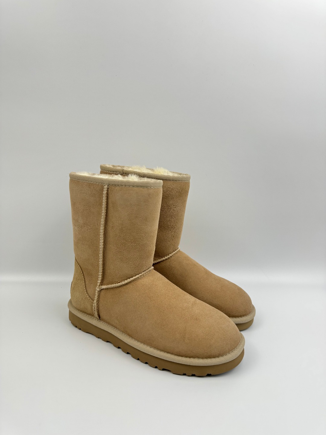 💰P220 本地自取 支持放店
UGG 经典迷你2.0短靴(特别款) 沙色 秋冬羊皮毛一体雪地靴
顶级品质 羊皮毛一体高品质 鞋头到鞋垫真羊皮毛一体 独立原版开发大底 羊绒鞋垫 采用TPU模压定型翻毛皮鞋面材质 内嵌人造卷曲羊毛毛绒里衬和选用 鞋身材质 防泼水涂层翻毛皮鞋面 17毫米UGGPURE™植入式羊毛内底 轻便防滑舒适橡胶外底 独立外盒包装
货号:1016223
尺码: 35 36 37 38 39 40