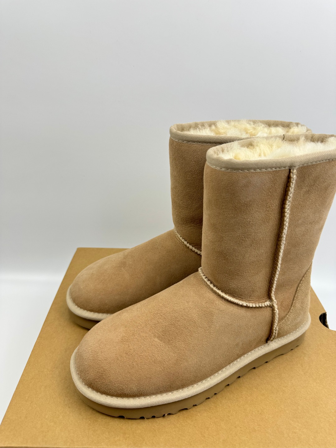 💰P220 本地自取 支持放店
UGG 经典迷你2.0短靴(特别款) 沙色 秋冬羊皮毛一体雪地靴
顶级品质 羊皮毛一体高品质 鞋头到鞋垫真羊皮毛一体 独立原版开发大底 羊绒鞋垫 采用TPU模压定型翻毛皮鞋面材质 内嵌人造卷曲羊毛毛绒里衬和选用 鞋身材质 防泼水涂层翻毛皮鞋面 17毫米UGGPURE™植入式羊毛内底 轻便防滑舒适橡胶外底 独立外盒包装
货号:1016223
尺码: 35 36 37 38 39 40