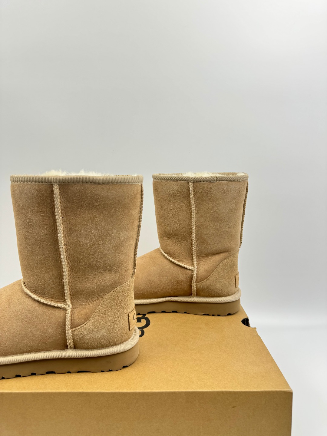 💰P220 本地自取 支持放店
UGG 经典迷你2.0短靴(特别款) 沙色 秋冬羊皮毛一体雪地靴
顶级品质 羊皮毛一体高品质 鞋头到鞋垫真羊皮毛一体 独立原版开发大底 羊绒鞋垫 采用TPU模压定型翻毛皮鞋面材质 内嵌人造卷曲羊毛毛绒里衬和选用 鞋身材质 防泼水涂层翻毛皮鞋面 17毫米UGGPURE™植入式羊毛内底 轻便防滑舒适橡胶外底 独立外盒包装
货号:1016223
尺码: 35 36 37 38 39 40