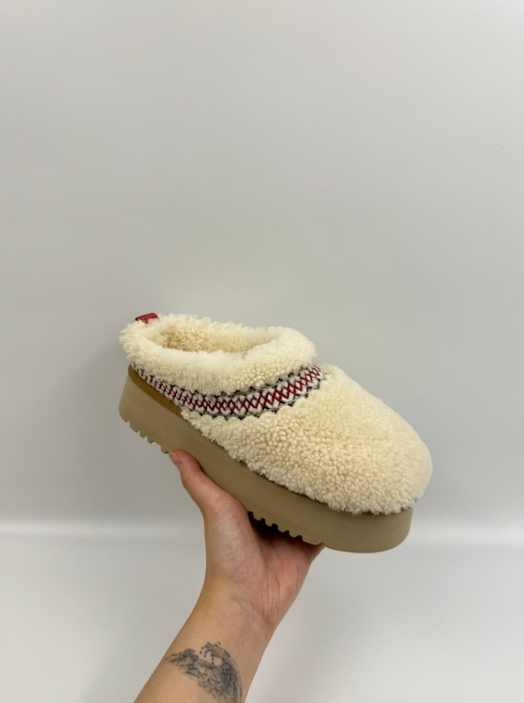 💰P210  本地自取 支持放店
UGG  Tazz圆头套脚 米白色  秋冬羊皮毛一体雪地靴 
顶级品质 羊皮毛一体高品质  鞋头到鞋垫真羊皮毛一体 独立原版开发大底 羊绒鞋垫 采用TPU模压定型翻毛皮鞋面材质 内嵌人造卷曲羊毛毛绒里衬和选用 鞋身材质 防泼水涂层翻毛皮鞋面 17毫米UGGPURE™植入式羊毛内底 轻便防滑舒适橡胶外底 独立外盒包装
货号:1143976
尺码: 35 36 37 38 39 40