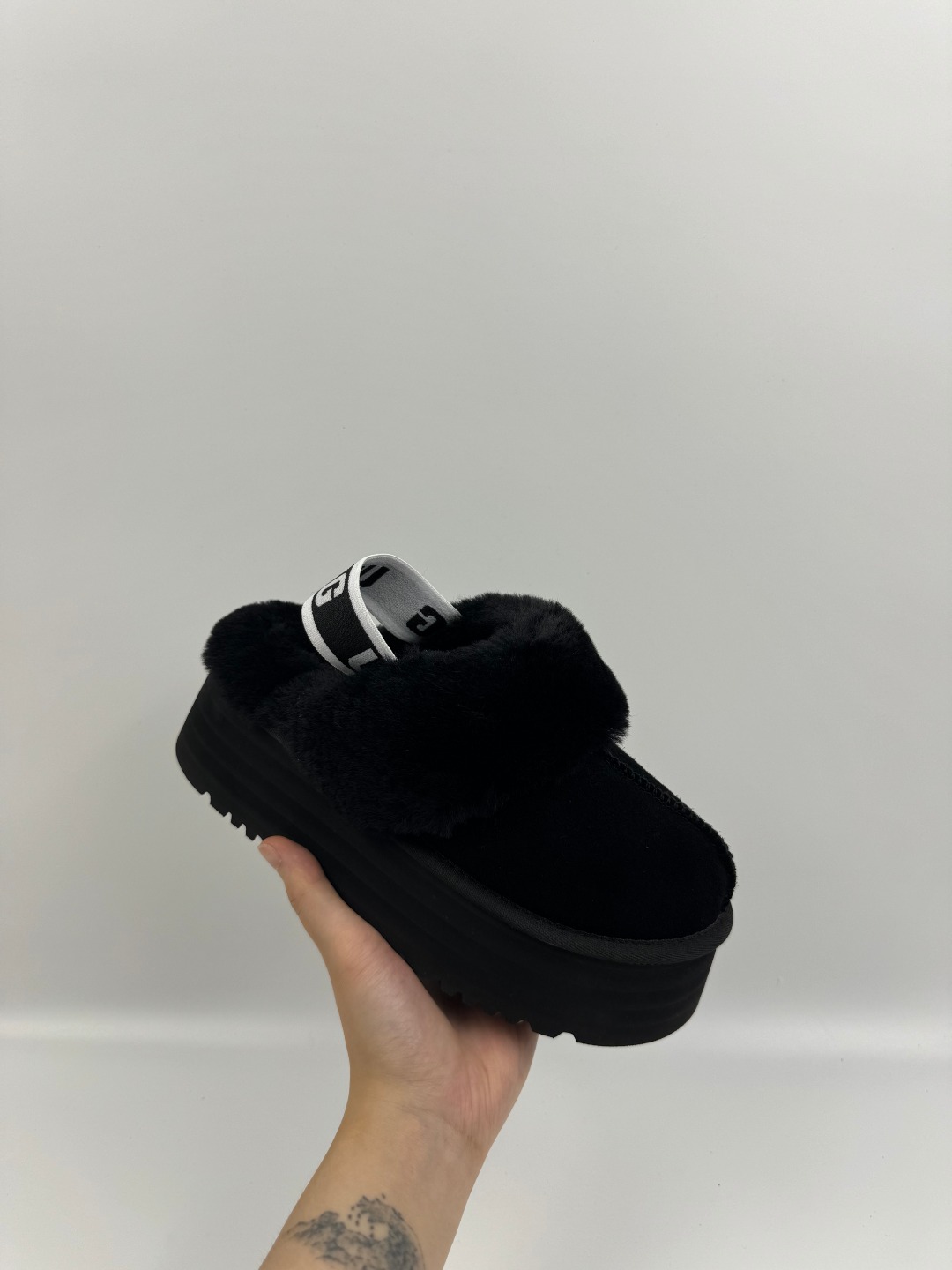 💰P230 本地自取 支持放店
UGG 舒适耐磨厚底 EVA包头拖鞋 黑色 秋冬羊皮毛一体雪地靴
顶级品质 羊皮毛一体高品质 鞋头到鞋垫真羊皮毛一体 独立原版开发大底 羊绒鞋垫 采用TPU模压定型翻毛皮鞋面材质 内嵌人造卷曲羊毛毛绒里衬和选用 鞋身材质 防泼水涂层翻毛皮鞋面 17毫米UGGPURE™植入式羊毛内底 轻便防滑舒适橡胶外底 独立外盒包装
货号:1113474
尺码: 35 36 37 38 39 40