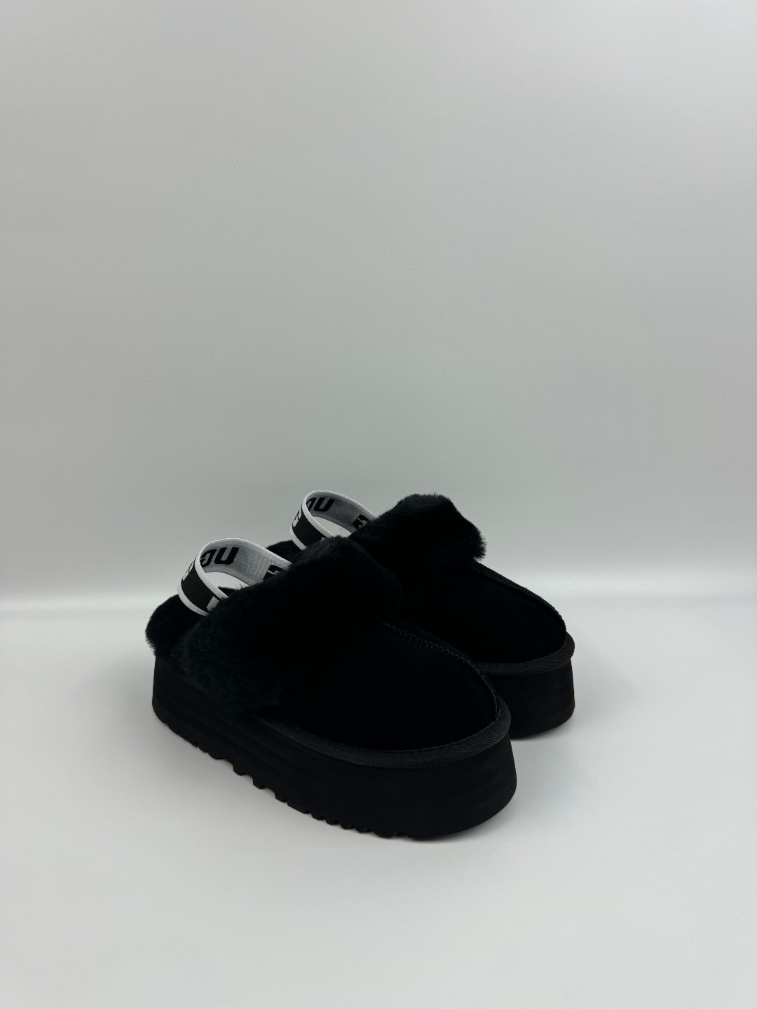 💰P230 本地自取 支持放店
UGG 舒适耐磨厚底 EVA包头拖鞋 黑色 秋冬羊皮毛一体雪地靴
顶级品质 羊皮毛一体高品质 鞋头到鞋垫真羊皮毛一体 独立原版开发大底 羊绒鞋垫 采用TPU模压定型翻毛皮鞋面材质 内嵌人造卷曲羊毛毛绒里衬和选用 鞋身材质 防泼水涂层翻毛皮鞋面 17毫米UGGPURE™植入式羊毛内底 轻便防滑舒适橡胶外底 独立外盒包装
货号:1113474
尺码: 35 36 37 38 39 40