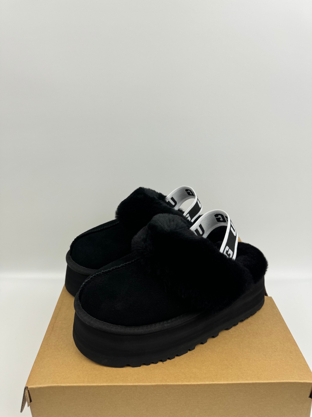 💰P230 本地自取 支持放店
UGG 舒适耐磨厚底 EVA包头拖鞋 黑色 秋冬羊皮毛一体雪地靴
顶级品质 羊皮毛一体高品质 鞋头到鞋垫真羊皮毛一体 独立原版开发大底 羊绒鞋垫 采用TPU模压定型翻毛皮鞋面材质 内嵌人造卷曲羊毛毛绒里衬和选用 鞋身材质 防泼水涂层翻毛皮鞋面 17毫米UGGPURE™植入式羊毛内底 轻便防滑舒适橡胶外底 独立外盒包装
货号:1113474
尺码: 35 36 37 38 39 40