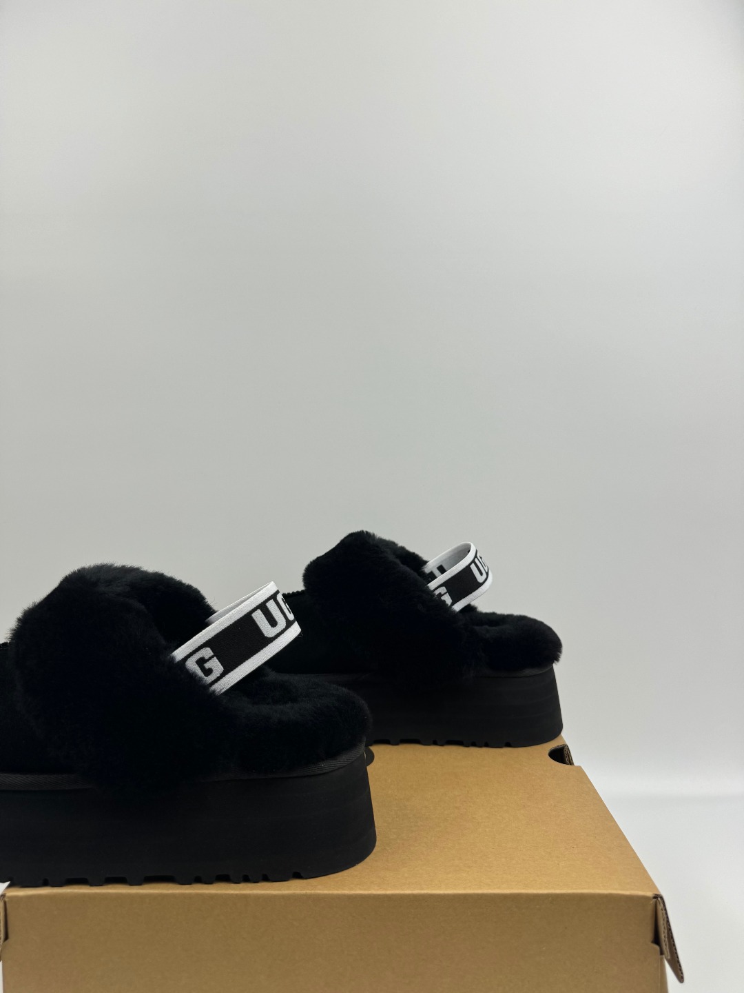 💰P230 本地自取 支持放店
UGG 舒适耐磨厚底 EVA包头拖鞋 黑色 秋冬羊皮毛一体雪地靴
顶级品质 羊皮毛一体高品质 鞋头到鞋垫真羊皮毛一体 独立原版开发大底 羊绒鞋垫 采用TPU模压定型翻毛皮鞋面材质 内嵌人造卷曲羊毛毛绒里衬和选用 鞋身材质 防泼水涂层翻毛皮鞋面 17毫米UGGPURE™植入式羊毛内底 轻便防滑舒适橡胶外底 独立外盒包装
货号:1113474
尺码: 35 36 37 38 39 40