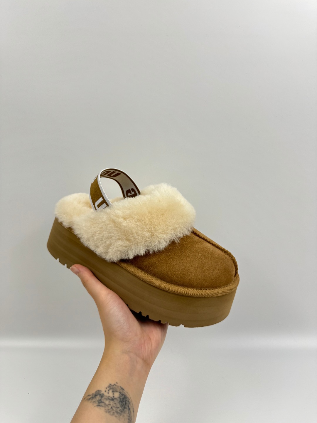 💰P230 本地自取 支持放店
UGG 舒适耐磨厚底 EVA包头拖鞋 栗色 秋冬羊皮毛一体雪地靴
顶级品质 羊皮毛一体高品质 鞋头到鞋垫真羊皮毛一体 独立原版开发大底 羊绒鞋垫 采用TPU模压定型翻毛皮鞋面材质 内嵌人造卷曲羊毛毛绒里衬和选用 鞋身材质 防泼水涂层翻毛皮鞋面 17毫米UGGPURE™植入式羊毛内底 轻便防滑舒适橡胶外底 独立外盒包装
货号:1113474
尺码: 35 36 37 38 39 40