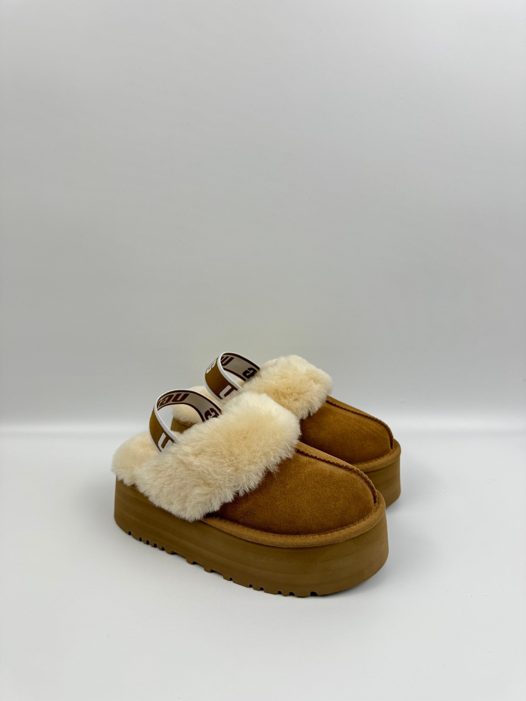 💰P230 本地自取 支持放店
UGG 舒适耐磨厚底 EVA包头拖鞋 栗色 秋冬羊皮毛一体雪地靴
顶级品质 羊皮毛一体高品质 鞋头到鞋垫真羊皮毛一体 独立原版开发大底 羊绒鞋垫 采用TPU模压定型翻毛皮鞋面材质 内嵌人造卷曲羊毛毛绒里衬和选用 鞋身材质 防泼水涂层翻毛皮鞋面 17毫米UGGPURE™植入式羊毛内底 轻便防滑舒适橡胶外底 独立外盒包装
货号:1113474
尺码: 35 36 37 38 39 40