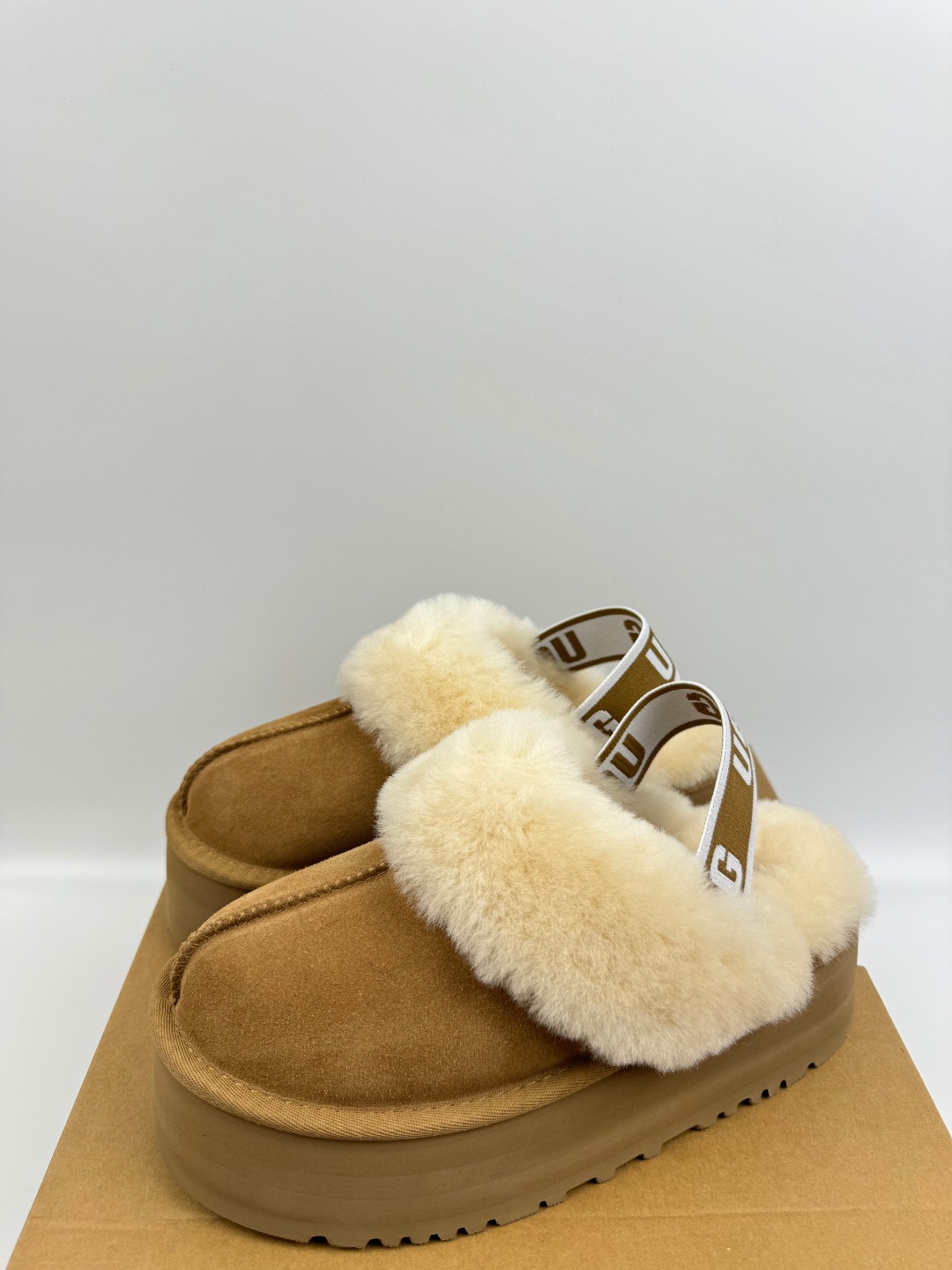 💰P230 本地自取 支持放店
UGG 舒适耐磨厚底 EVA包头拖鞋 栗色 秋冬羊皮毛一体雪地靴
顶级品质 羊皮毛一体高品质 鞋头到鞋垫真羊皮毛一体 独立原版开发大底 羊绒鞋垫 采用TPU模压定型翻毛皮鞋面材质 内嵌人造卷曲羊毛毛绒里衬和选用 鞋身材质 防泼水涂层翻毛皮鞋面 17毫米UGGPURE™植入式羊毛内底 轻便防滑舒适橡胶外底 独立外盒包装
货号:1113474
尺码: 35 36 37 38 39 40