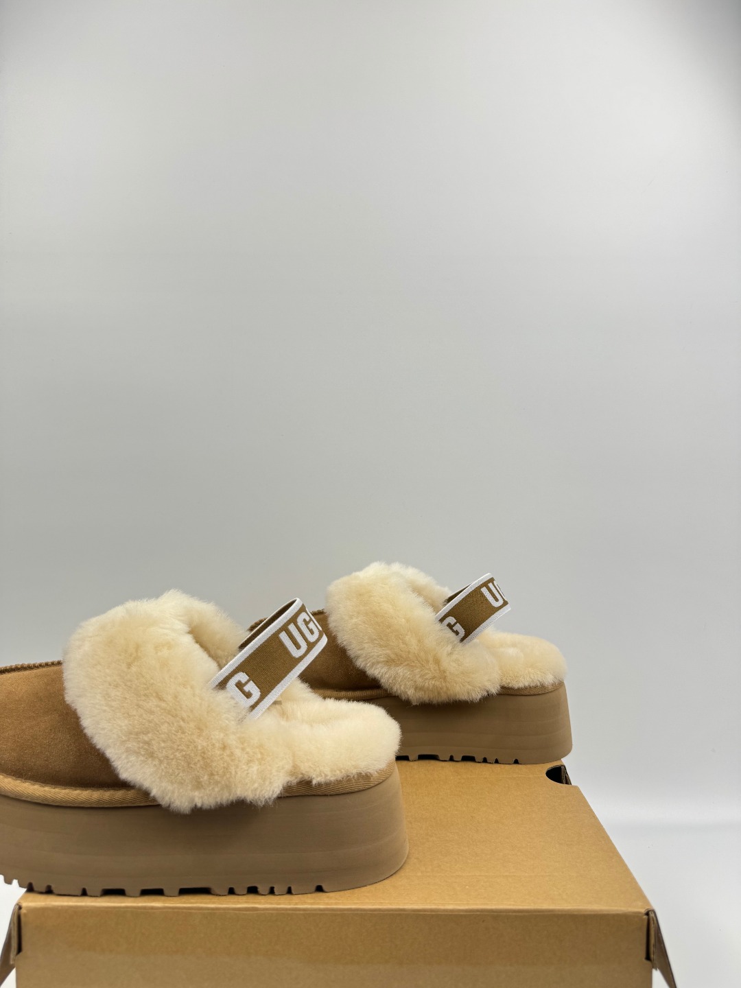 💰P230 本地自取 支持放店
UGG 舒适耐磨厚底 EVA包头拖鞋 栗色 秋冬羊皮毛一体雪地靴
顶级品质 羊皮毛一体高品质 鞋头到鞋垫真羊皮毛一体 独立原版开发大底 羊绒鞋垫 采用TPU模压定型翻毛皮鞋面材质 内嵌人造卷曲羊毛毛绒里衬和选用 鞋身材质 防泼水涂层翻毛皮鞋面 17毫米UGGPURE™植入式羊毛内底 轻便防滑舒适橡胶外底 独立外盒包装
货号:1113474
尺码: 35 36 37 38 39 40