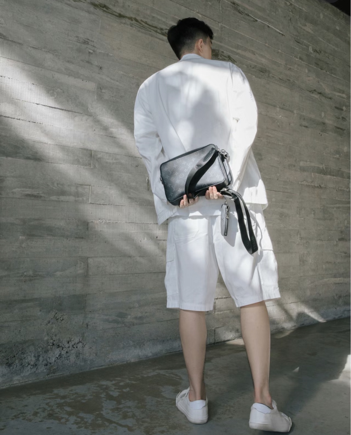 Louis Vuitton [District Small Postman Handbag] M69443 Silver Cool Upper Body Picture