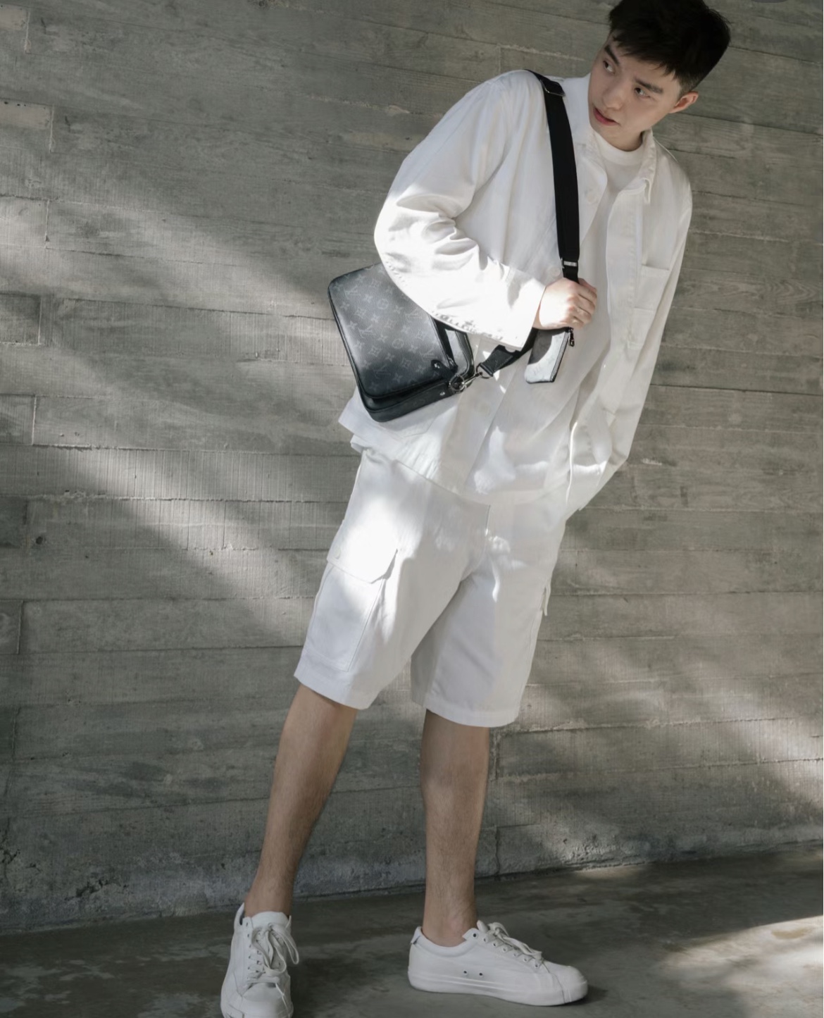 Louis Vuitton [District Small Postman Handbag] M69443 Silver Cool Upper Body Picture