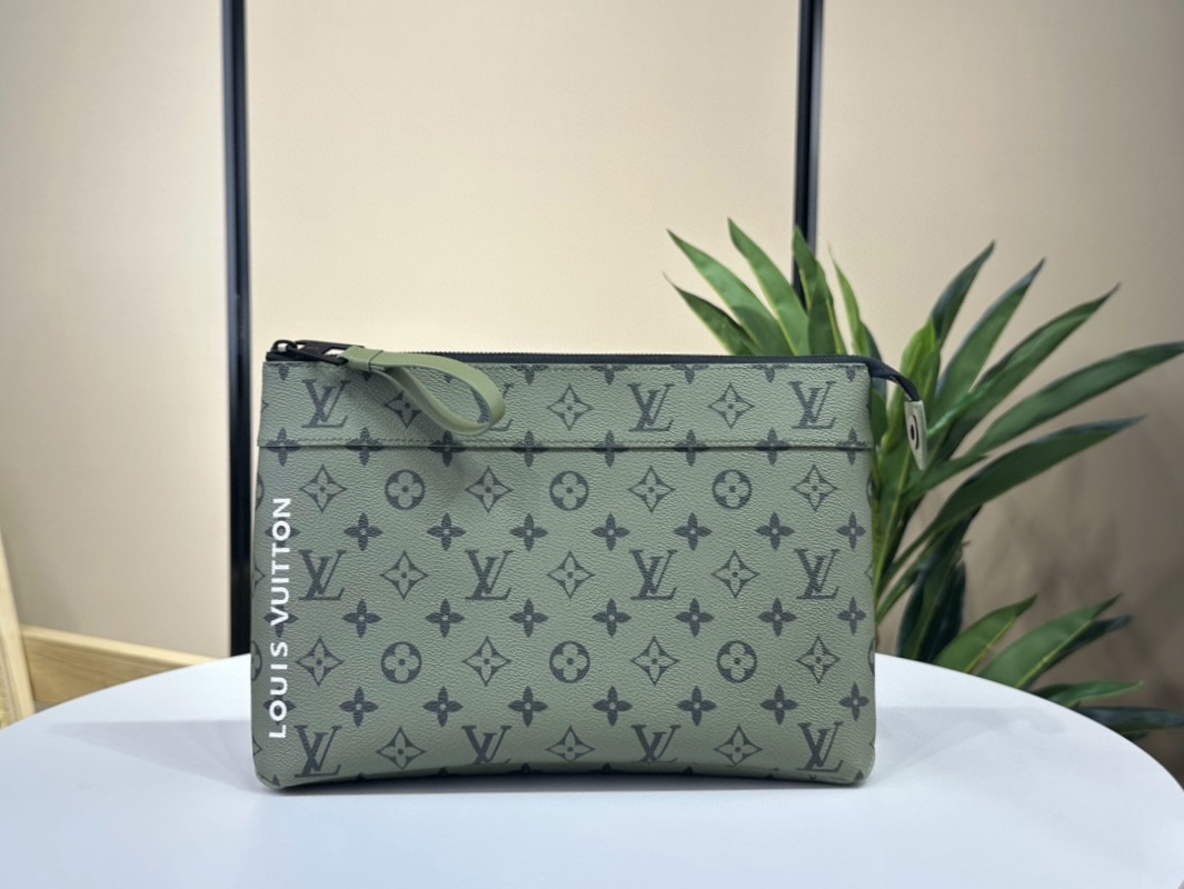 Louis Vuitton LV 23 purchasing special product [Pochette Voyage Souple Clutch] is officially on sale M82800 Green Flower Reference Picture