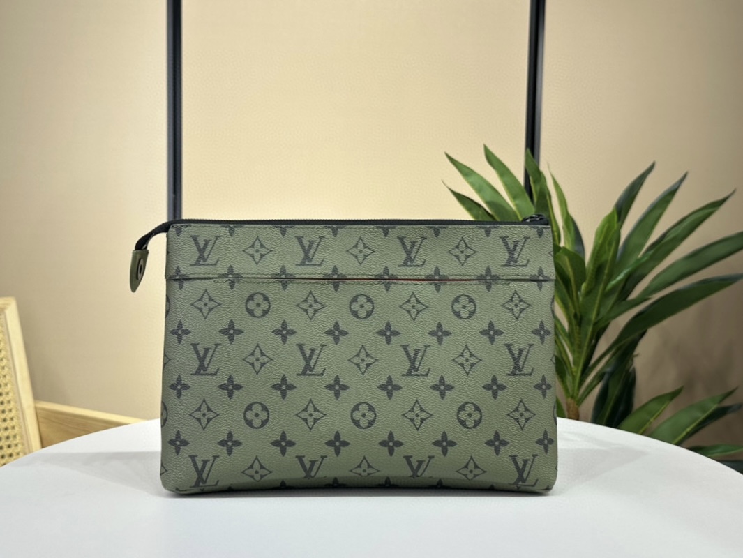 Louis Vuitton LV 23 purchasing special product [Pochette Voyage Souple Clutch] is officially on sale M82800 Green Flower Reference Picture