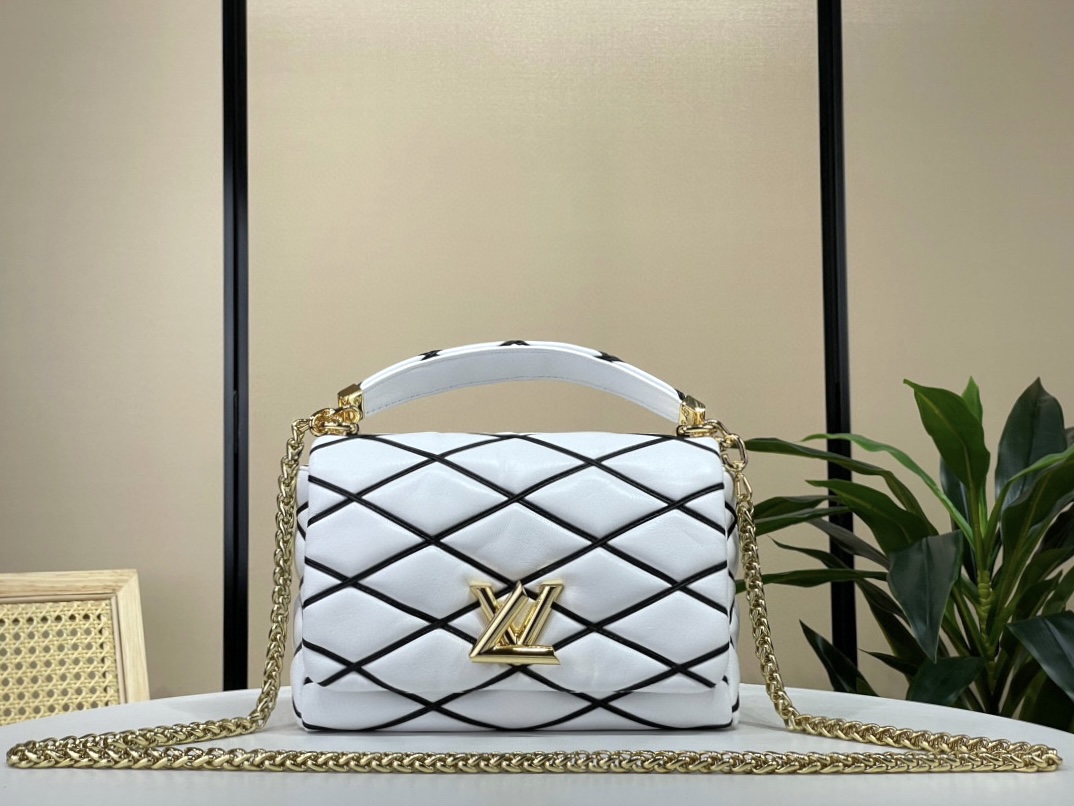Louis Vuitton LV23 purchasing agent special offer for inspection! GO-14 Twist medium handbag] m22890 23569 white (diamond)
